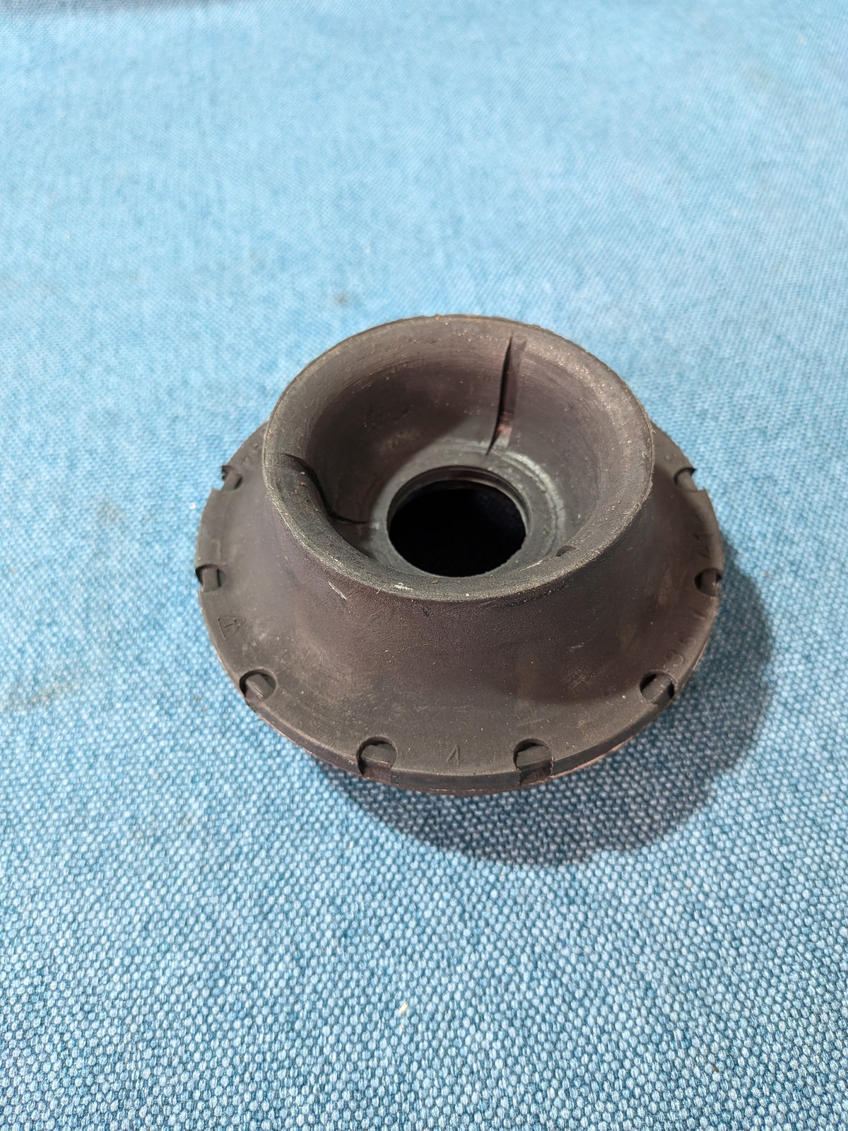 Strut mount shock absorber mount Vaico 10-2007 Caddy 2 9KV/Corrado/Golf 3/4/Vento/Polo 6N/Sharan 357412331AS1 NOS/New C10