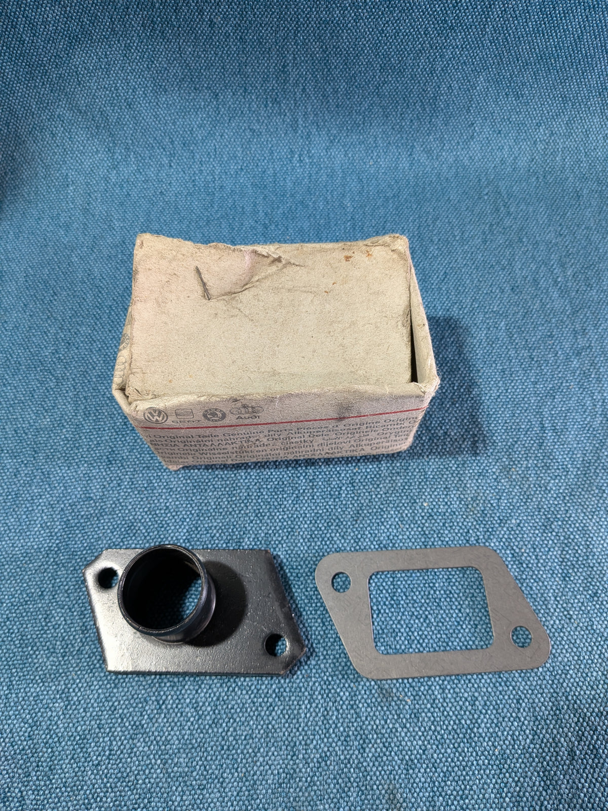Coolant flange with gasket for thermostat housing 1.9L T3 Bus 025121116 NOS B10