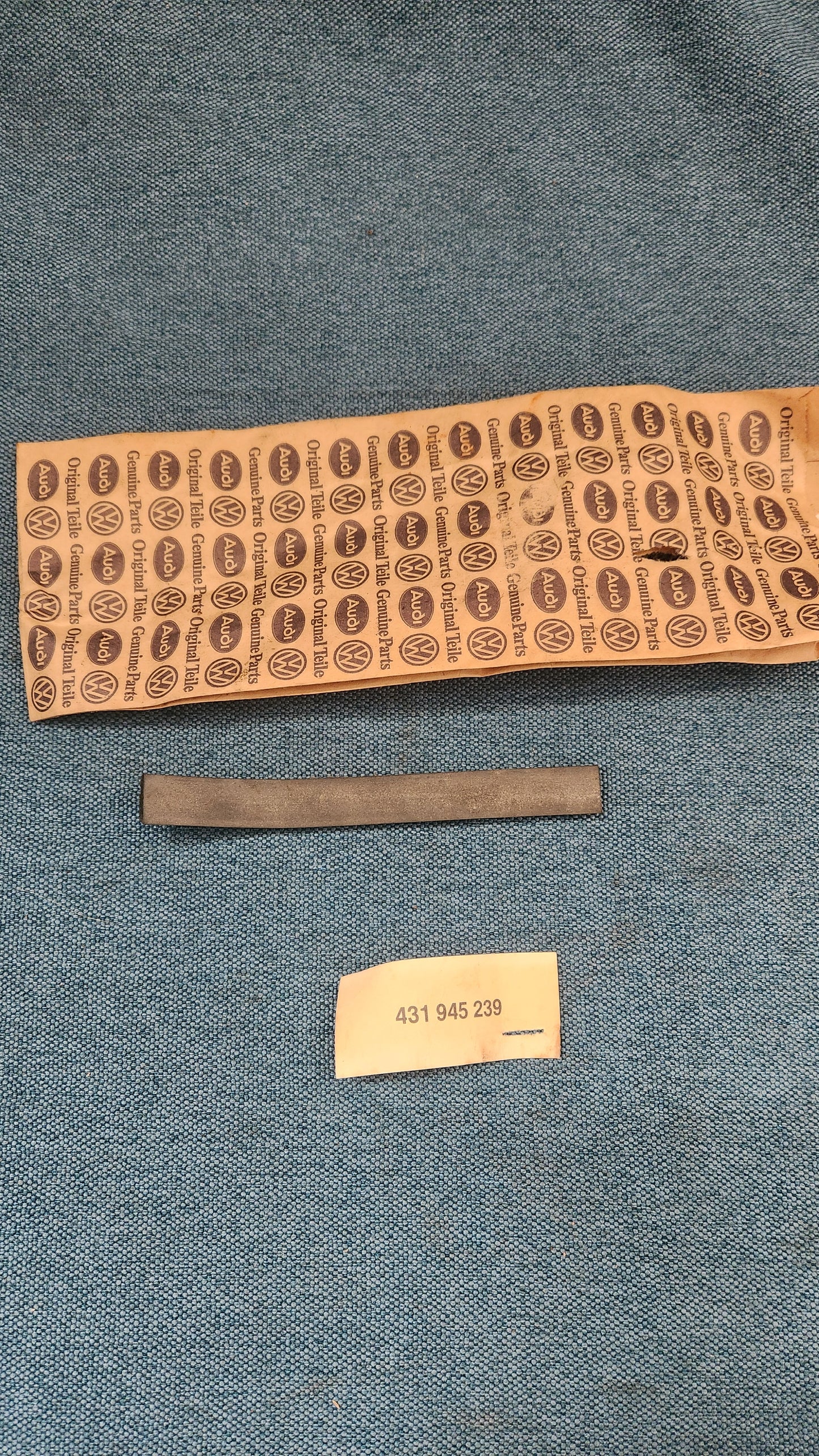 Gummidichtung Audi 100 C2 431945239 Nos L2