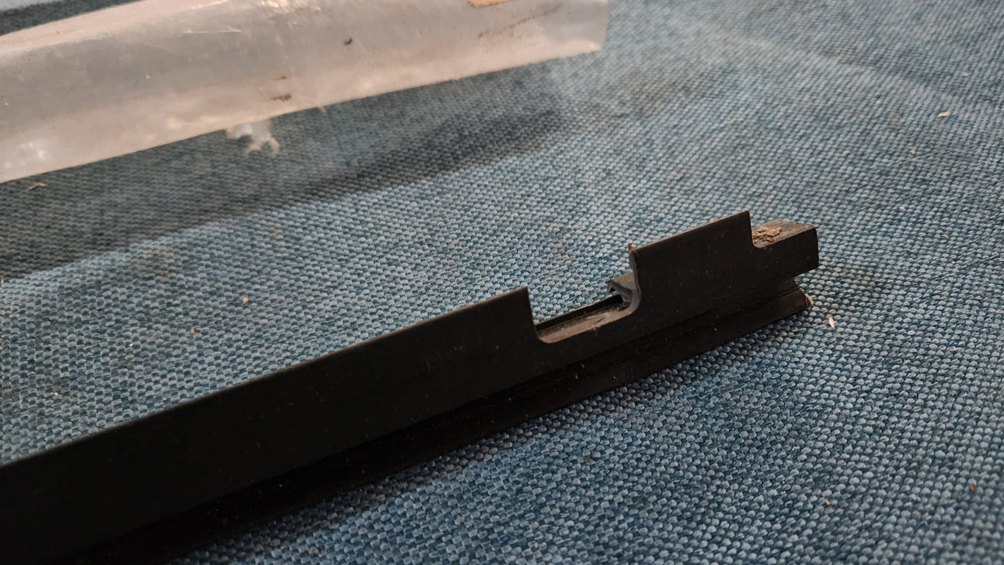 Passat 32B B2 Fensterschachtdichtung Schwarz 323853777 Nos B1/C1