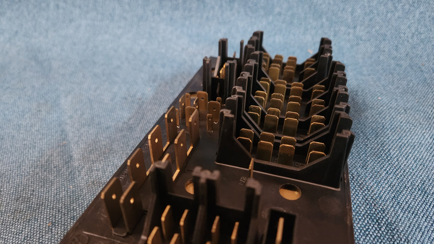 Sicherungskasten Audi 80/90/B3/B4/100/200/C3/C4 443941822A Gebraucht F1