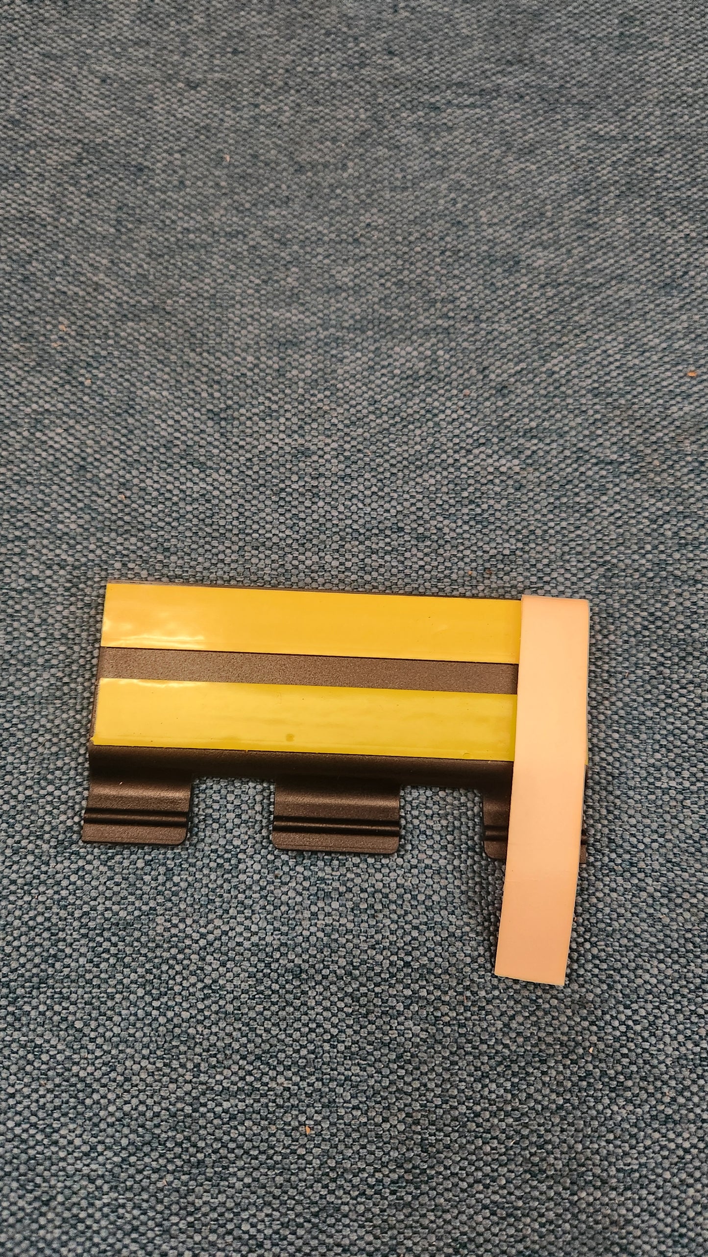 Halter Griffleiste Kennzeichenmulde/Türverkleidung Jetta2/Passat35I B3 357853948 Nos L5