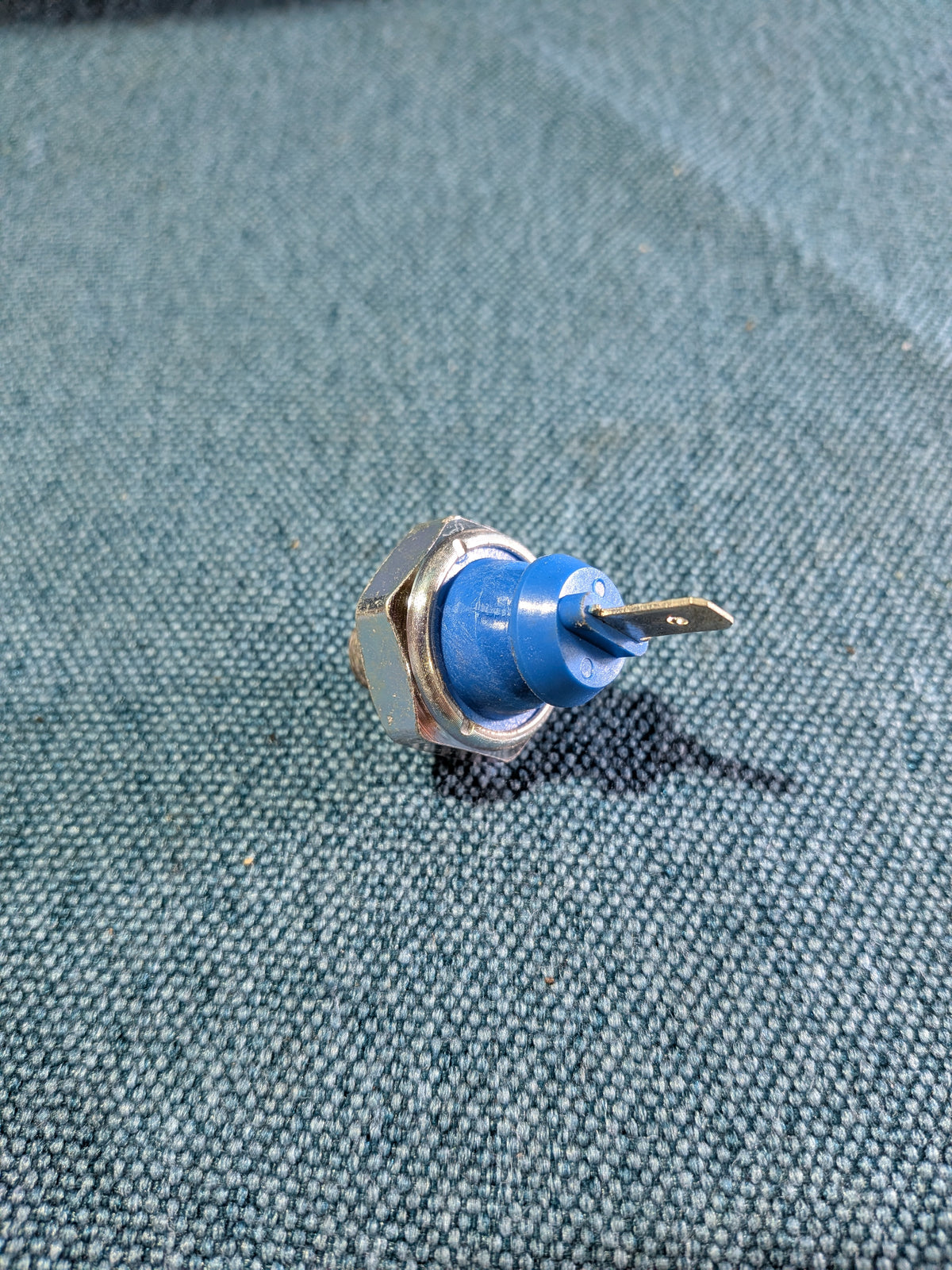 Oil pressure switch Vemo V15991993 Caddy/14D/2/T1/T2/T3/T4 Bus/Corrado/Golf/Jetta/1/2/3/4/Vento/LT1/Passat/B1/B2/B3/B4/Polo/86C/6N/Santana/Scirocco/1/2/Sharan/Audi 50/80/90/B1/B2/B3/B4/100/200/C2/C3/C4/A4/B5/B6/A6 C4/A8 D2/Cabriolet 028919081H NOS/New B16