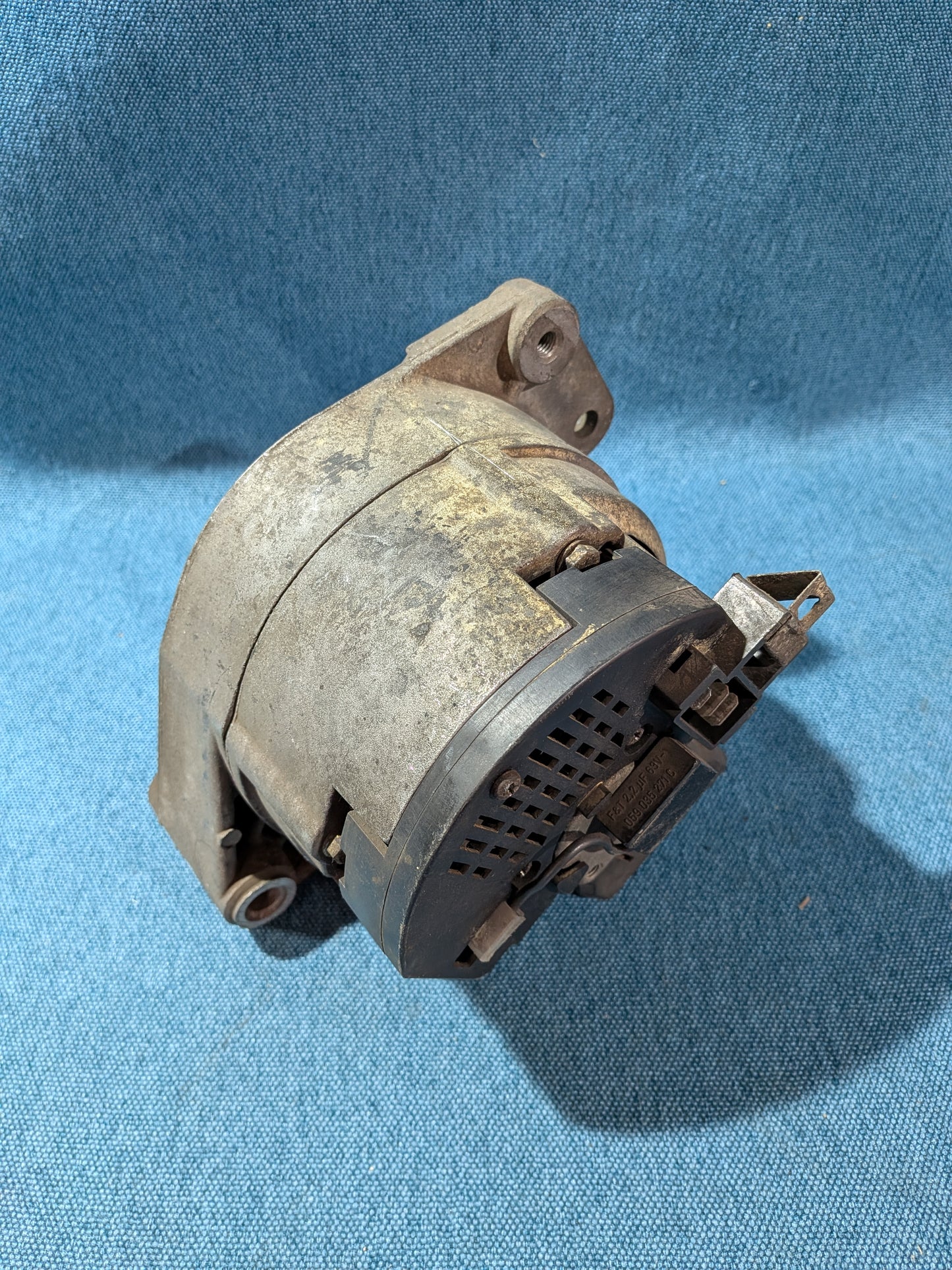 Lichtmaschine Passat/B1/B2/Golf/Jetta/Scirocco/1/2/Caddy14D/LT1/T3 Bus/Audi 80/90/B2/100/200/C2/C3 036903023T Gebraucht A17