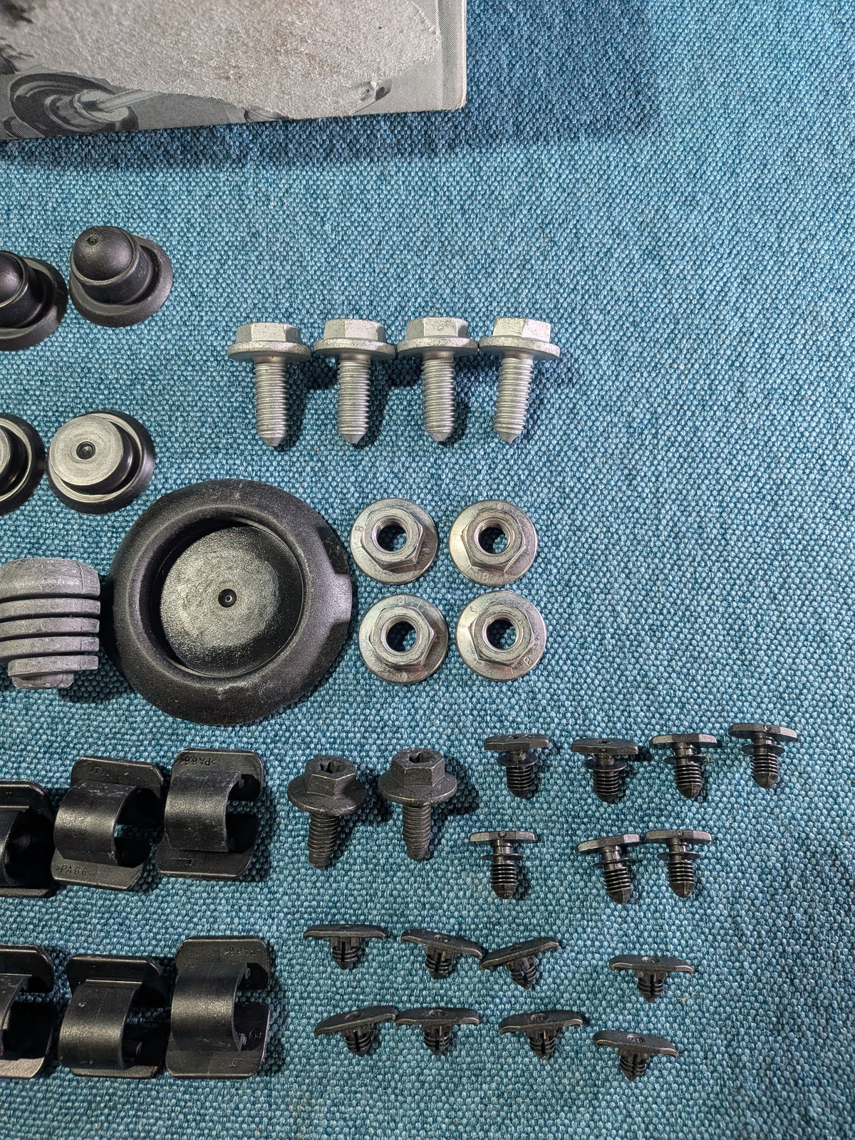 Befestigungssazt Moterhaub Golf 7/Seat Leon 5G0898615 NOS G1