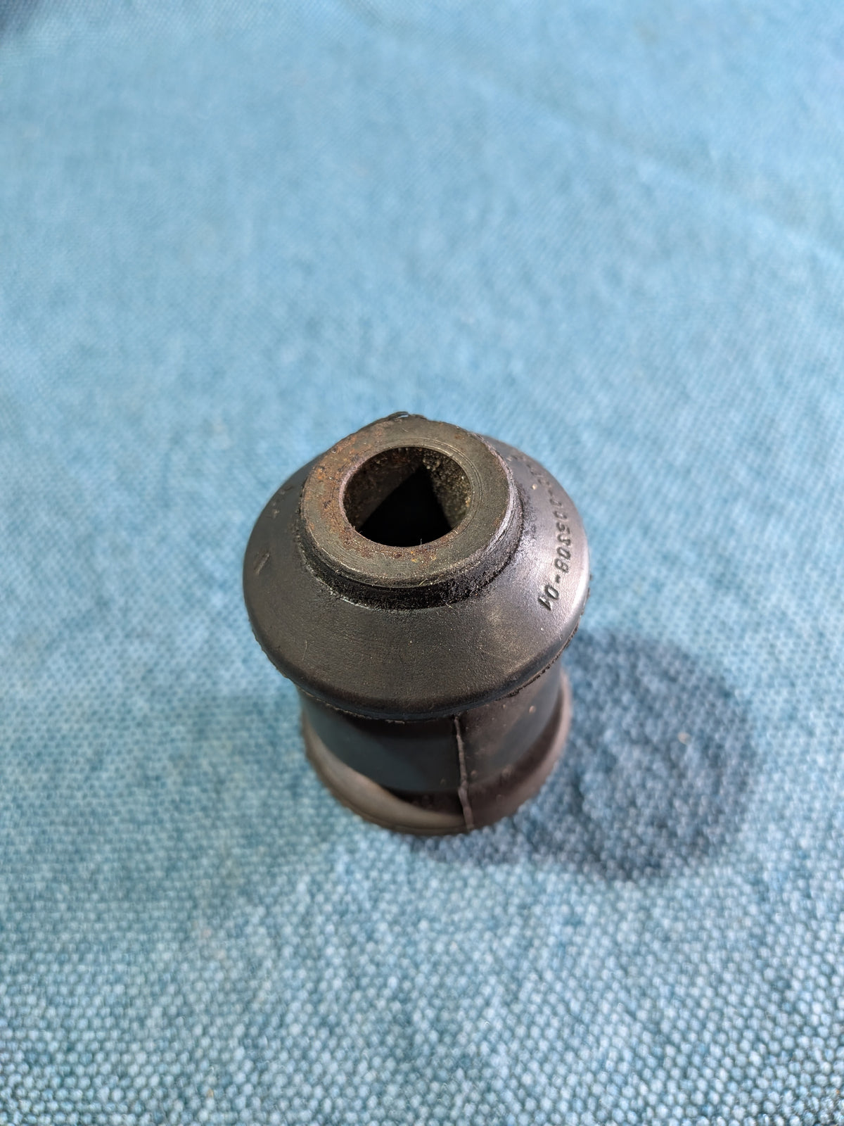 Control arm bushing Golf/Jetta2/Golf3/4/Vento/Caddy9KV/Bora/Passat B3/B4/New Beetle/Audi TT 357407182 NOS B8