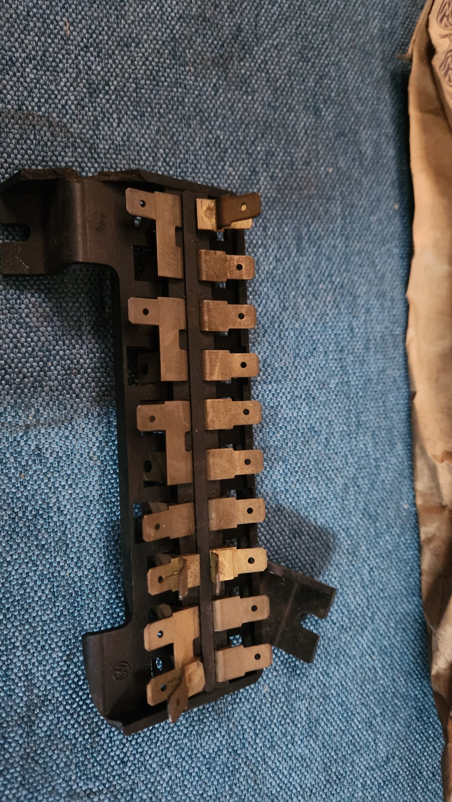 Fuse box type 3 311937505A Holder defective Nos E9