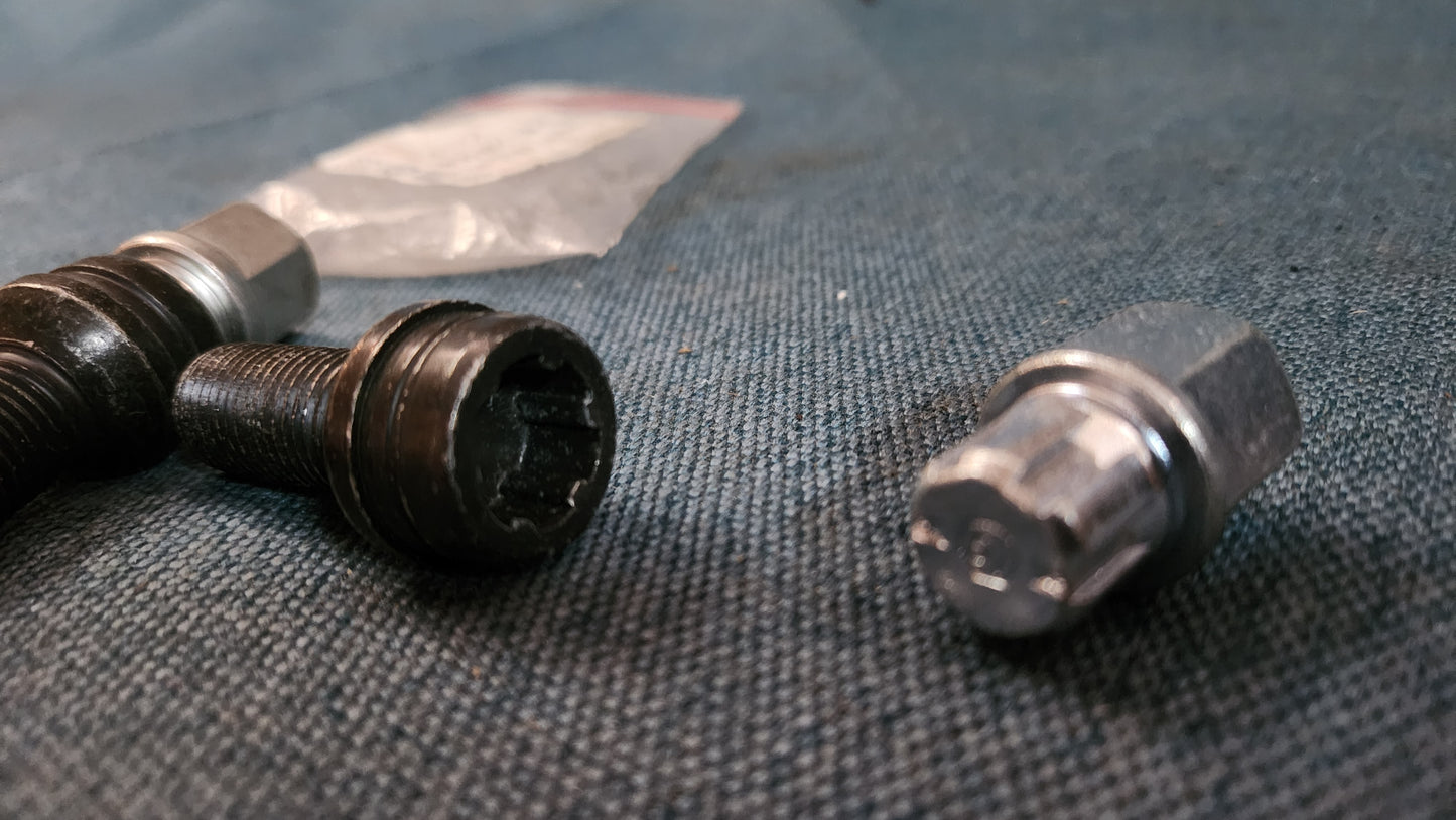 Felgen schrauben mit Schloss Golf 4/5 Seat Skoda 8d0601139e Nos B3