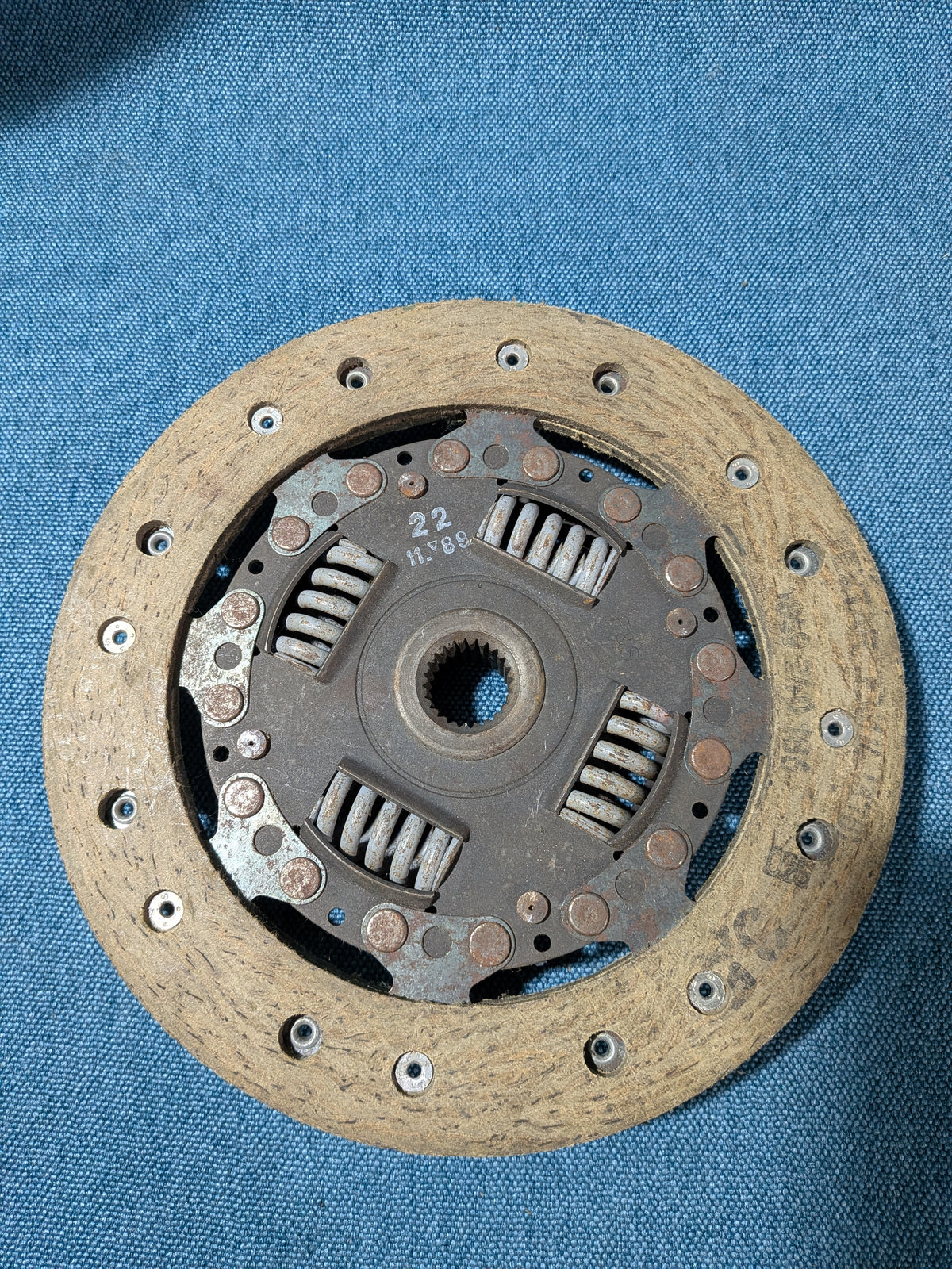 Kupplungsscheibe Golf/Jetta/1/2/Caddy14D/Scirocco/1/2/Polo/1/86C/Passat/B1/B2/Audi 80/90/B1/B2 055141032S NOS B13