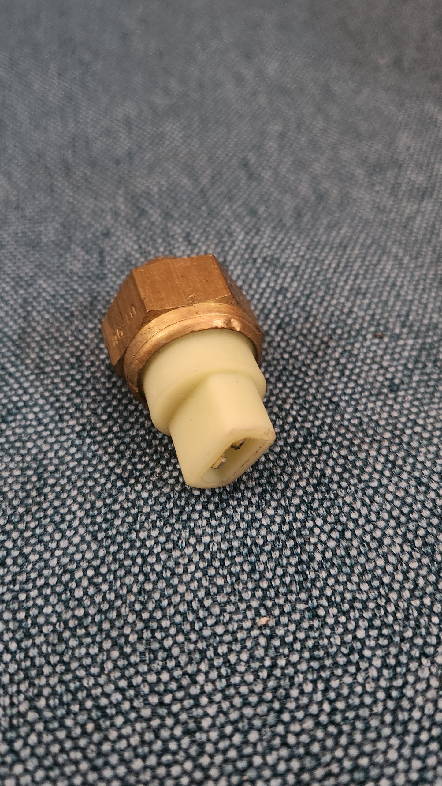 Wassertemperaturgeber 2 Polig weiß Golf/Jetta/2/Passat 32B B2 049919501E Nos M6