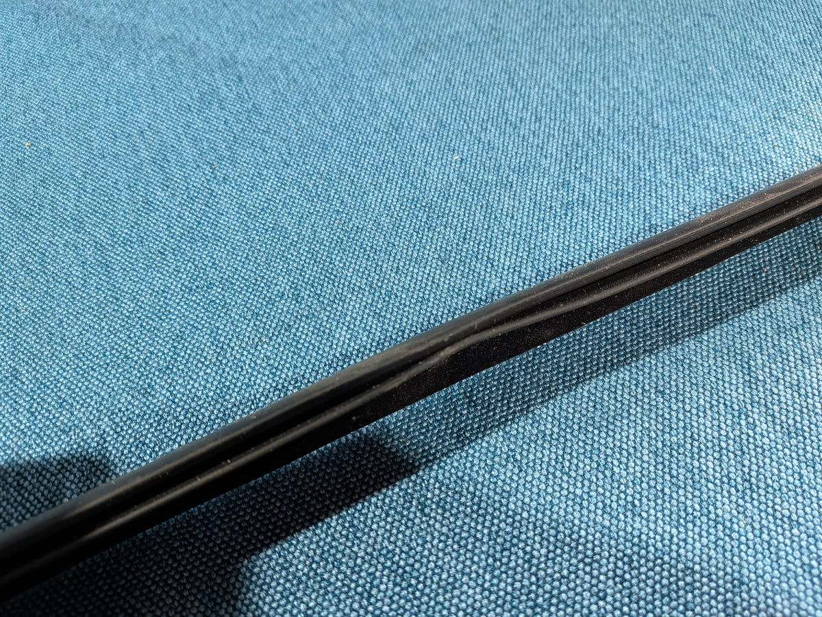 Fensterführung Schachtleiste Schwarz Golf3/Vento 1H3837432 NOS A4