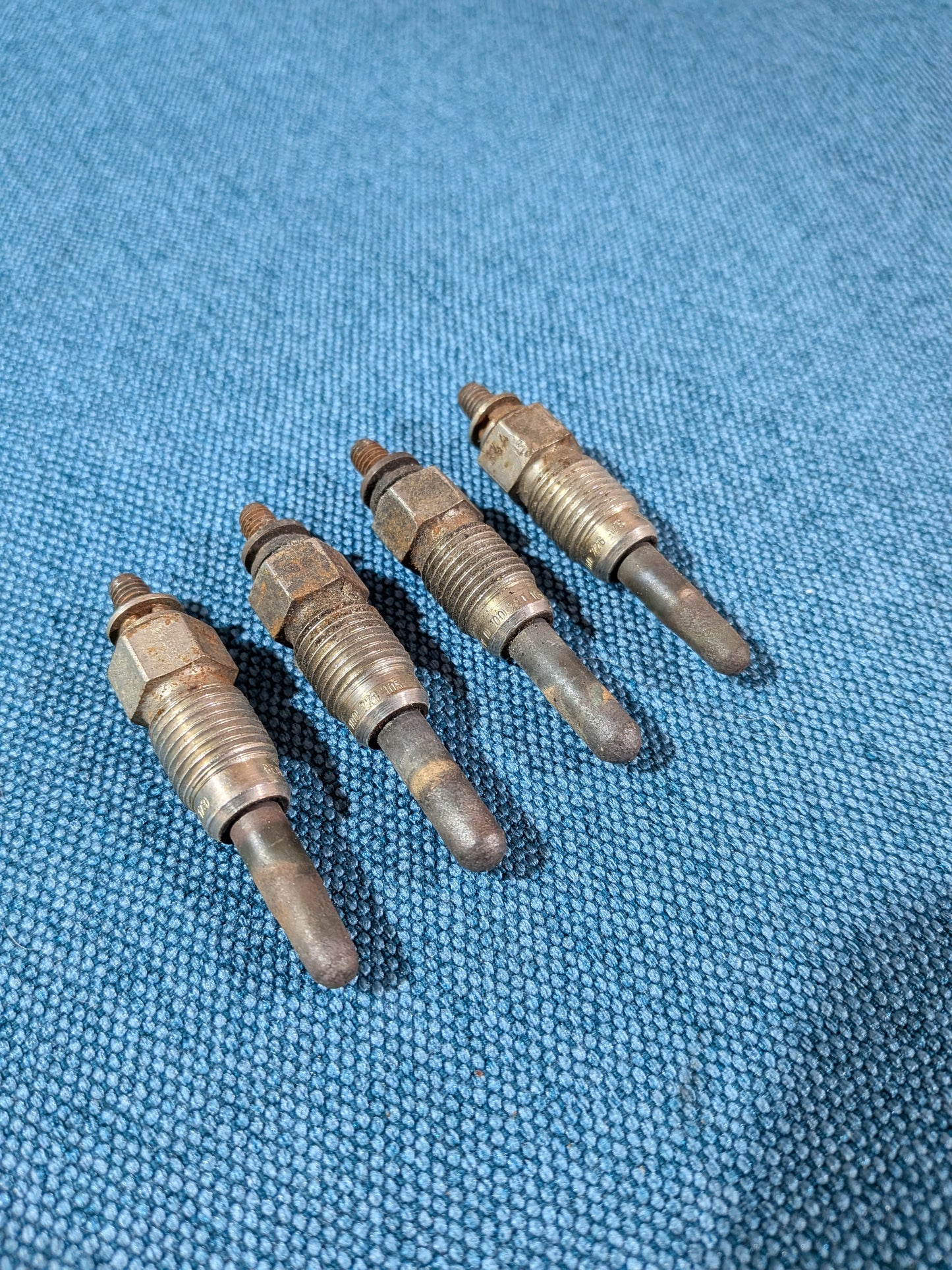 Glühkerzen Beru Audi 80/90/B2/B3/B4/100/200/C2/C3/C4/A3 8L/A4 B5/B6/A6/C4/C5/C6/Golf/Jetta/1/2/3/4/Vento/Bora/Caddy 14D/9KV/LT1/T3/T4 Bus/Polo 86C/6N/Passat/B2/B3/B4/3B/3BG 0100226173 Gebraucht A11