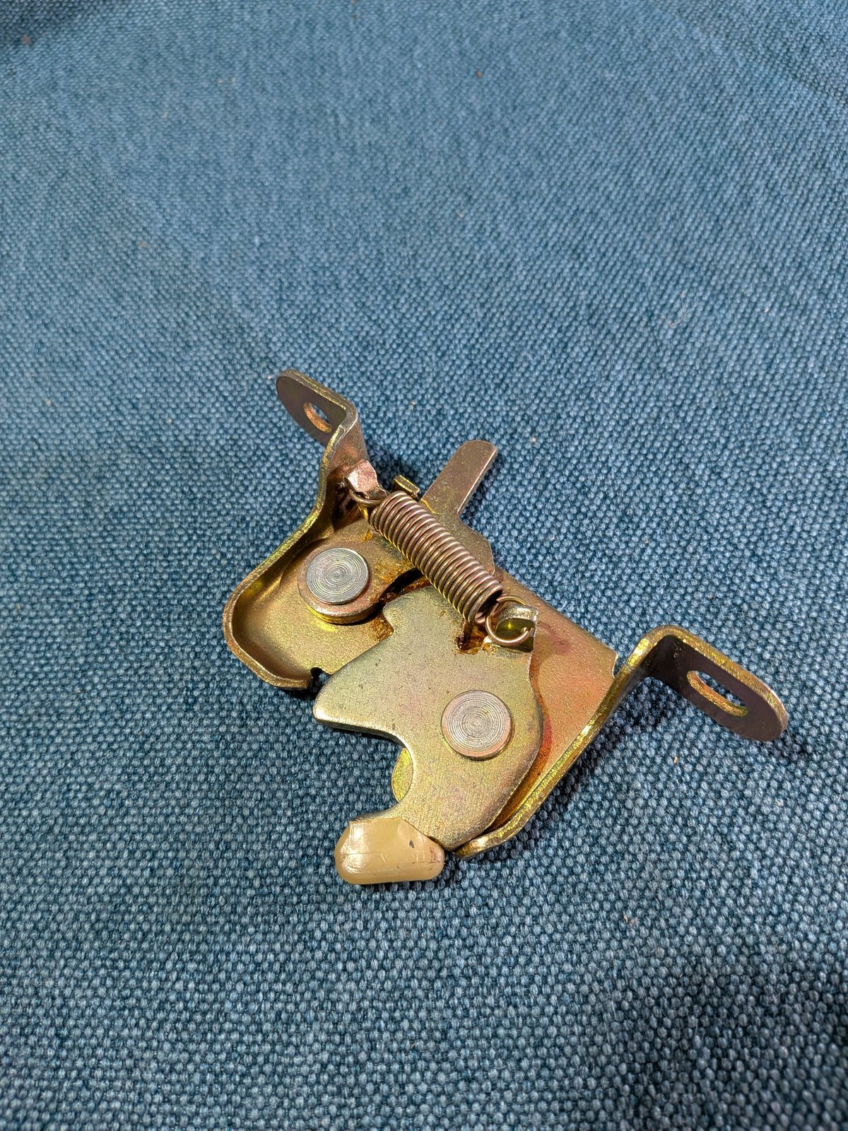 Takaluukun lukko Golf/Jetta/1/Cabrio/Passat B1/Scirocco/1/2 321827505C NOS A24