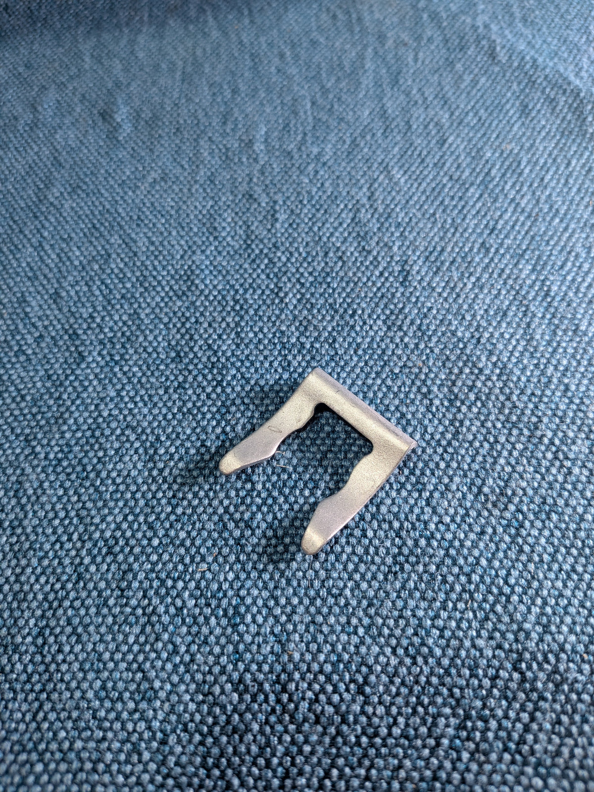Brake hose clip Beetle 5C/Caddy/2 9KV/3/4/EOS/Corrado/Golf/Jetta/2/3/4/5/Vento/Bora/Fox/Jetta 5/New Beetle/Lupo/Passat/B3/B4/3B/BG/B6/B7/Polo/86C/6N/9N/Scirocco 3/Audi A1 8X/A3/8L/8P/A6 C7/Q2/Q3/TT 191611715 NOS/New B14