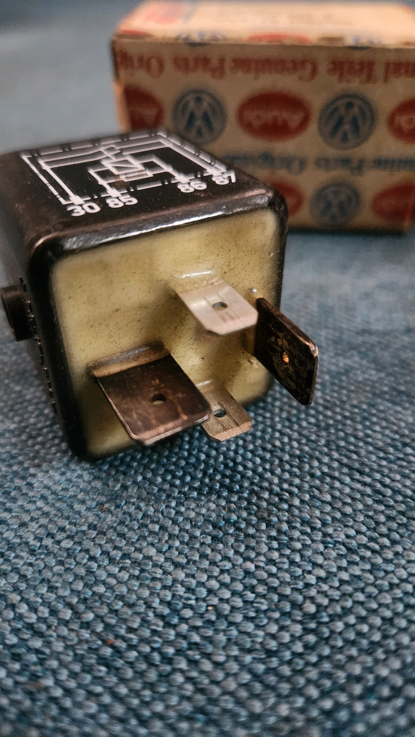 Relais 111 Kühlerlüfter Kraftstoffpumpe Audi80/90/B2/B3/PassatB3/B4/Golf/Jetta/2 357906381B Nos J5