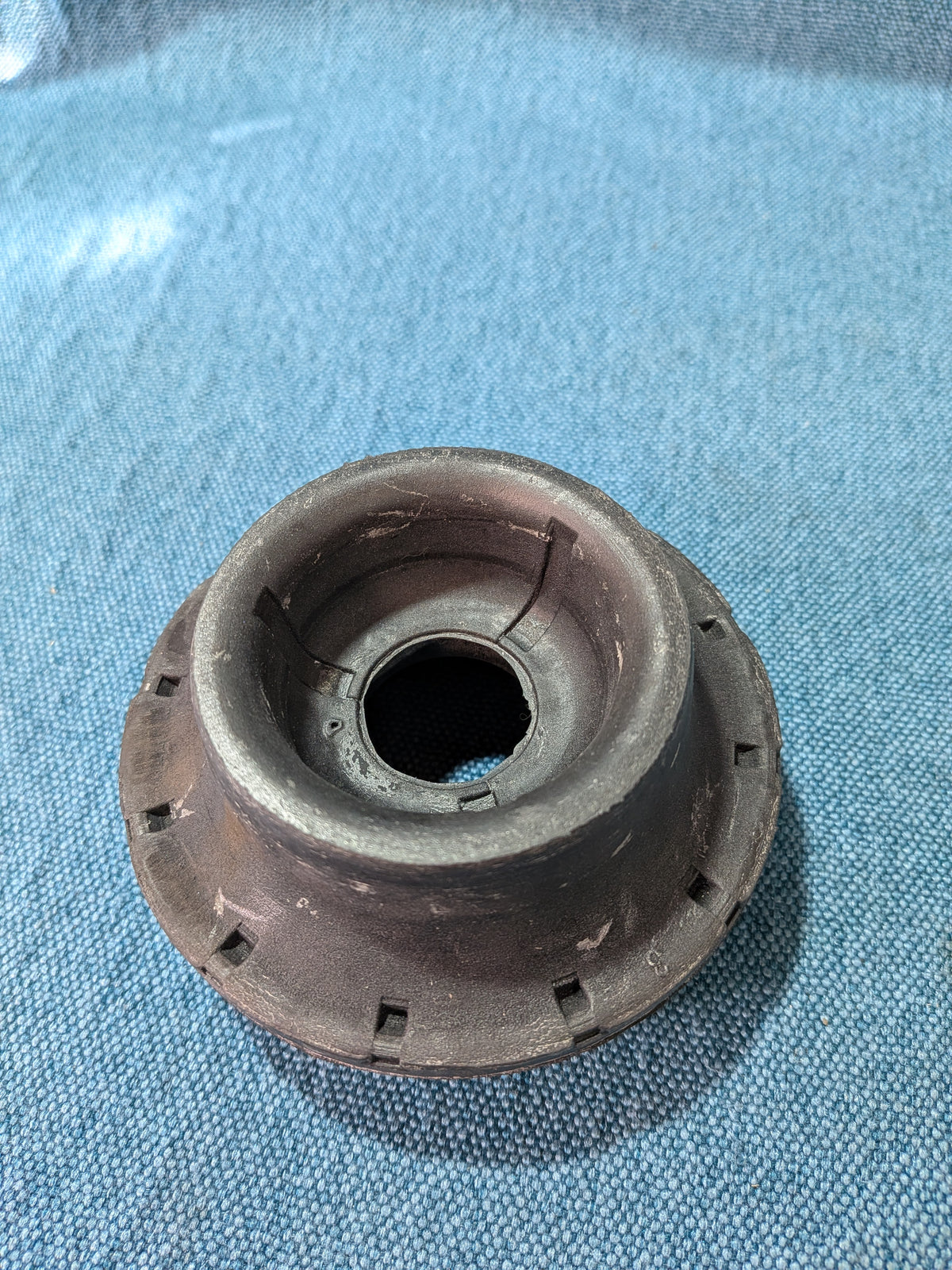 Joustintuen ylätuki, jousijalan laakeri Sachs 802261 Caddy 2 9KV/Corrado/Golf 3/4/Vento/Polo 6N/Sharan 357412331AS1 NOS/Uusi C10