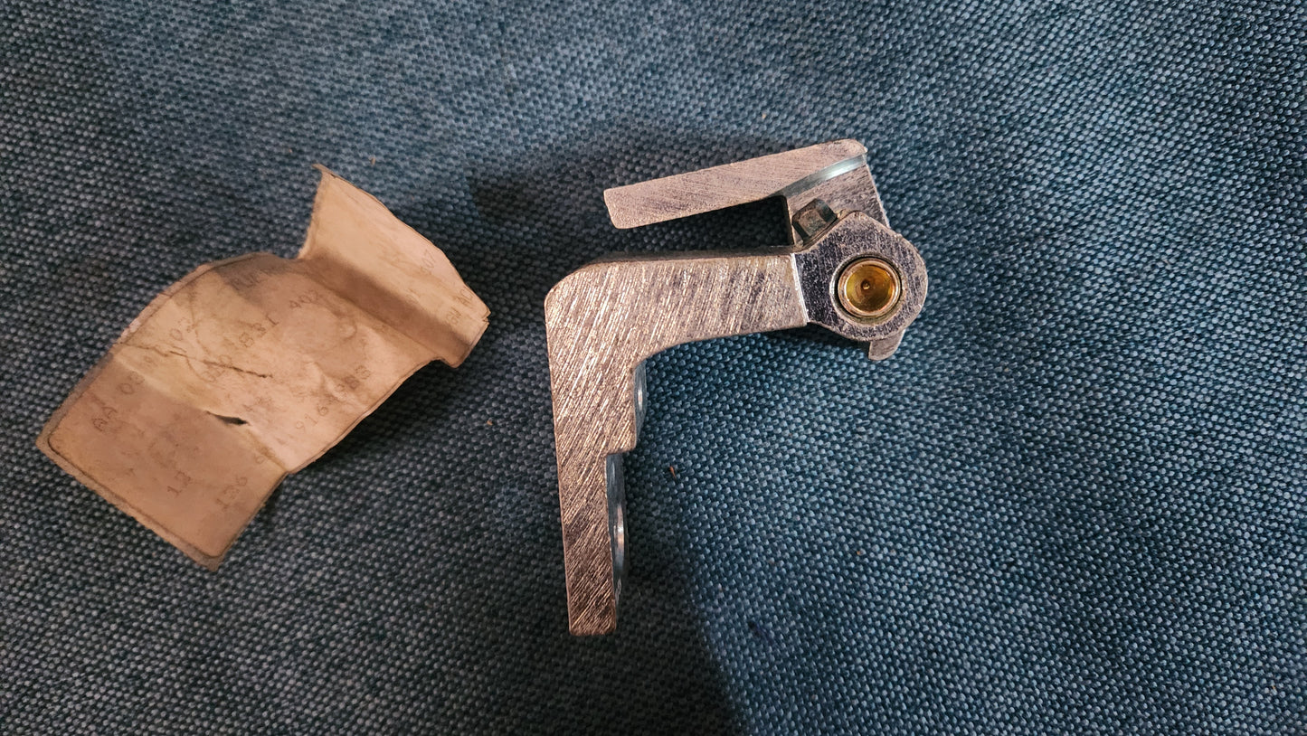 Passat 3B/BG door hinge 3b0831402 Nos A2