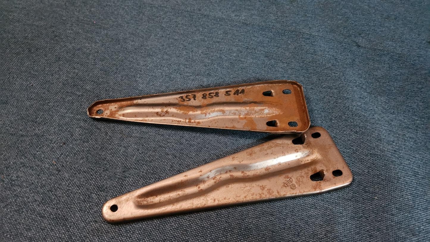 Passat B3 speedometer holder 357858511 Nos