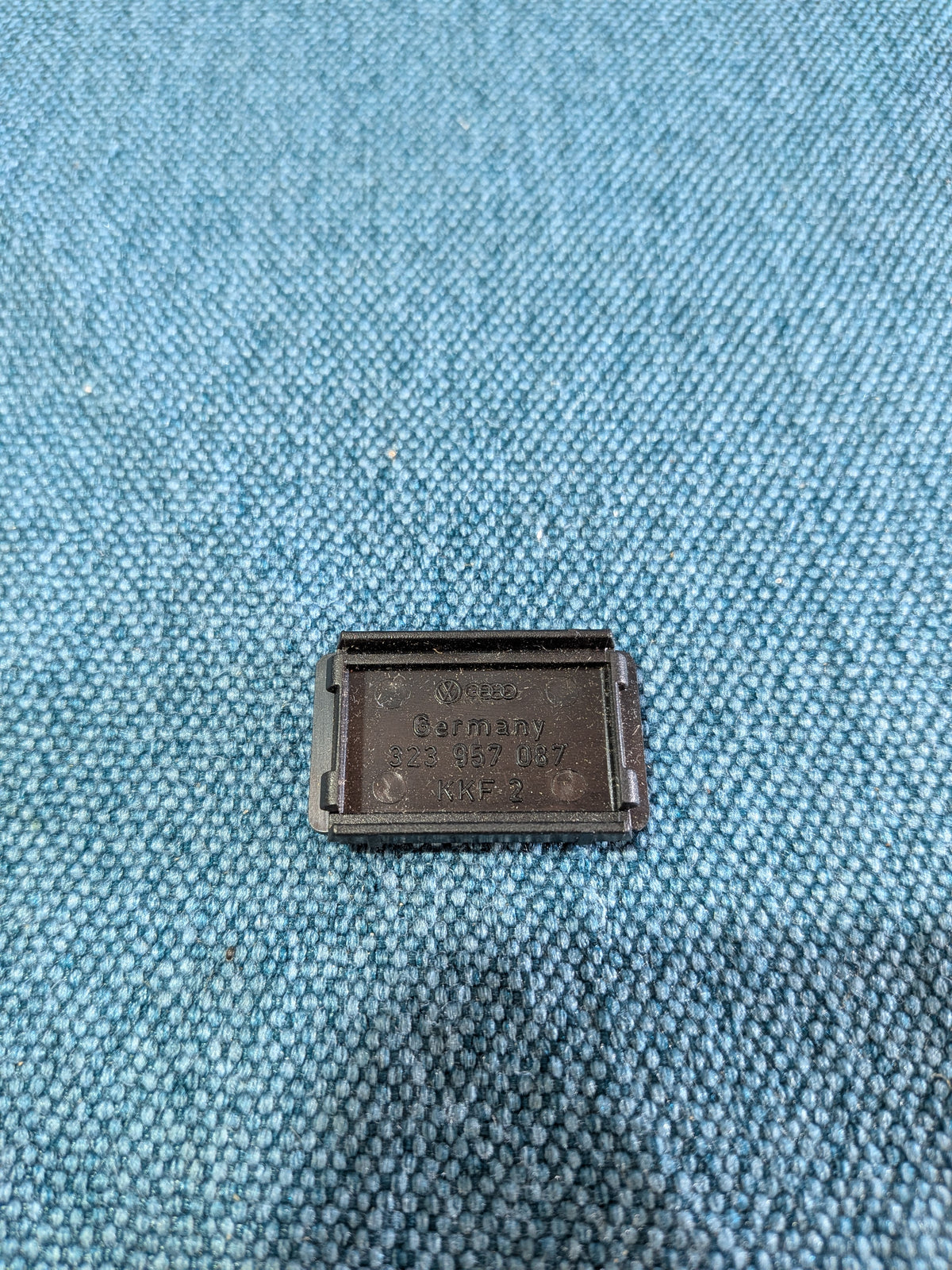 Ofdeckkapp Schwaarz Instrumententäfel Passat/B2/Santana 323957087 NOS A24