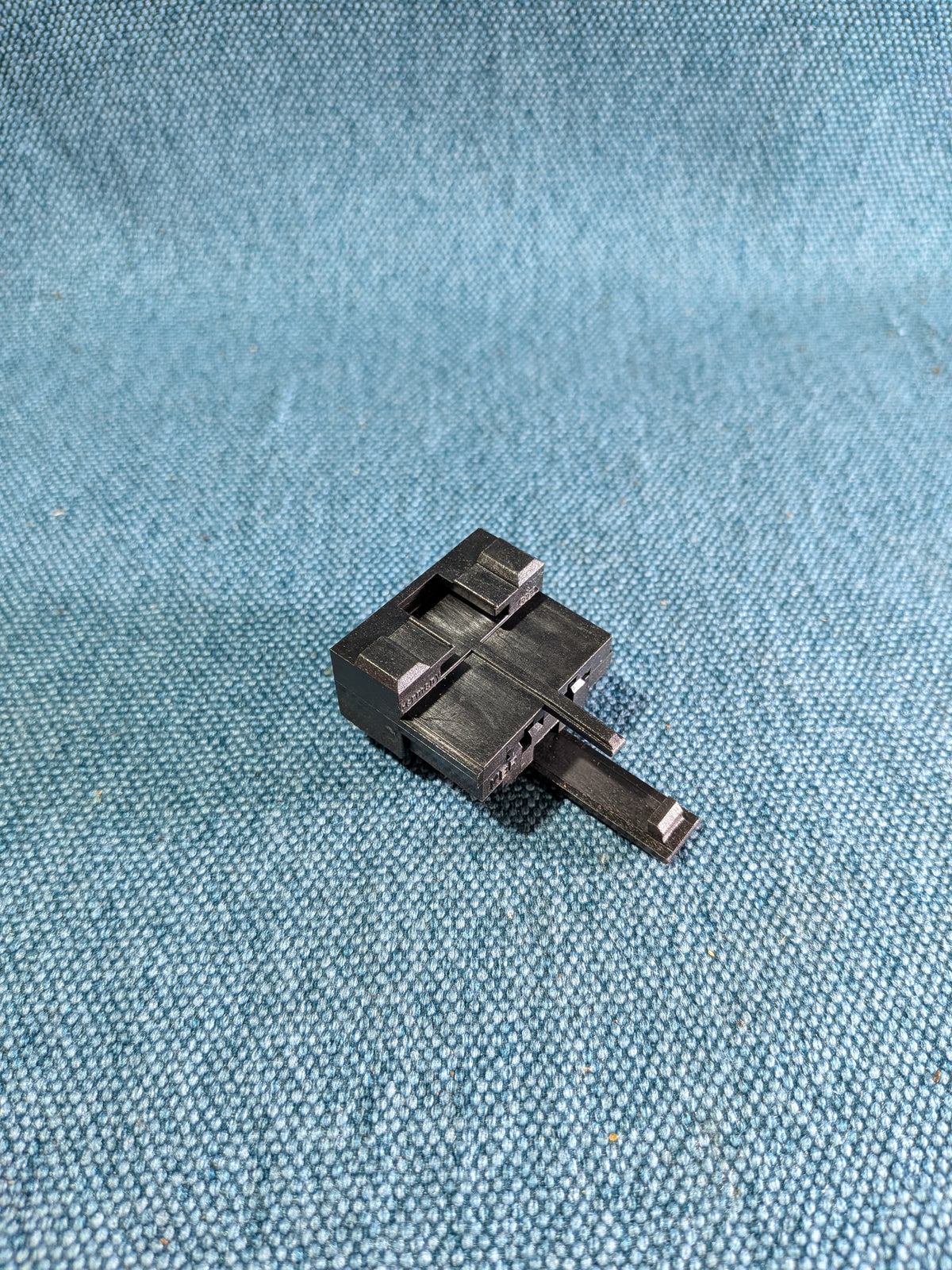 Carrier for thermal fuse Caddy14D/Corrado/Golf/Jetta/1/2/3/Vento/Lupo/Passat/B2/B3/Polo/86C/6N/Santana/Scirocco/1/2/Touareg/T3/T4 Bus/Audi 80/90/B2/B3/100/200/C2/C3/A8 4D2/Cabriolet/Coupe/V8 191937501 NOS B8