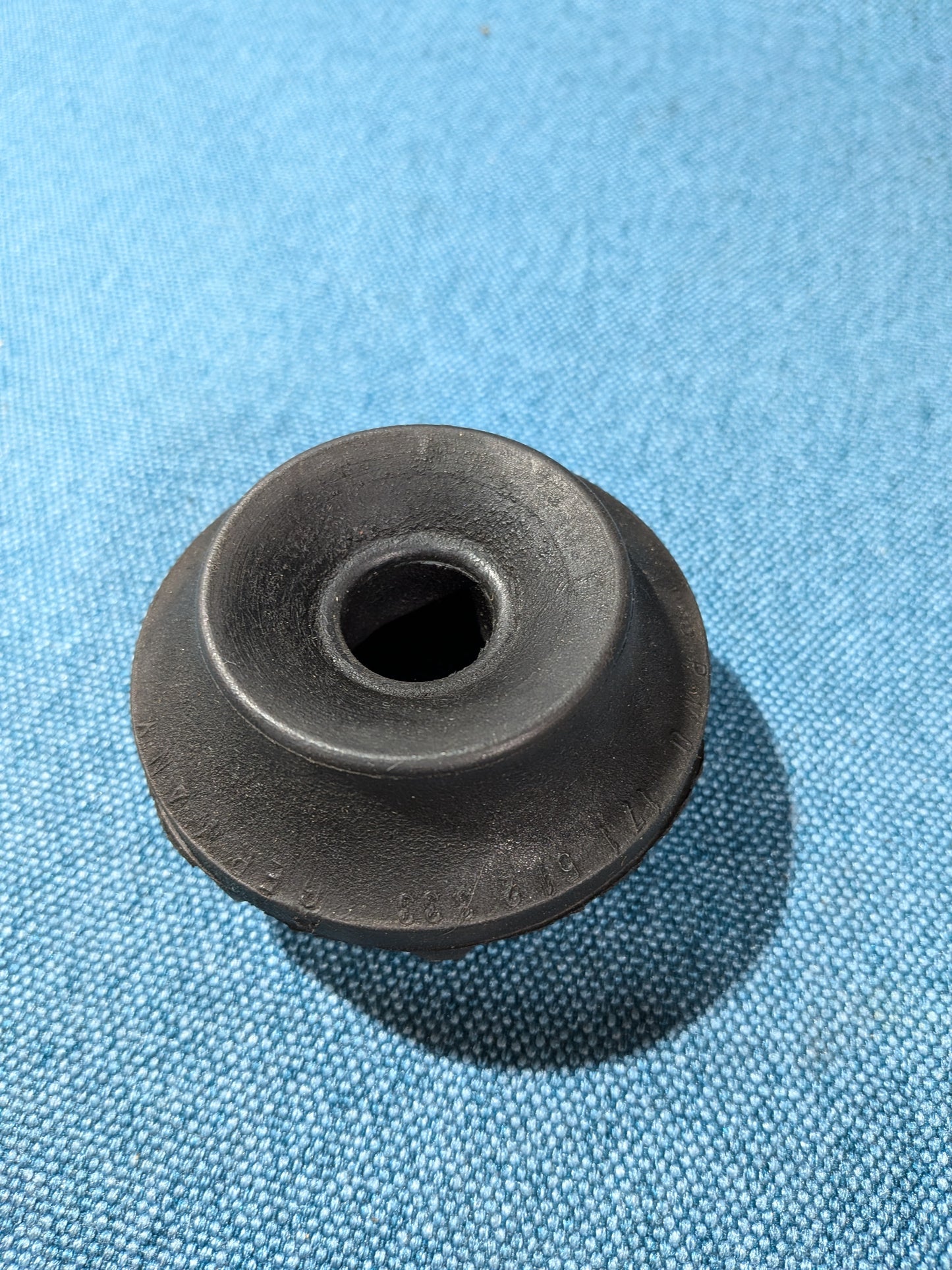 Lagerring für Stoßdämpfer hinten Golf/Jetta/Scirocco/1/2/Caddy 14D 171512333 NOS A12