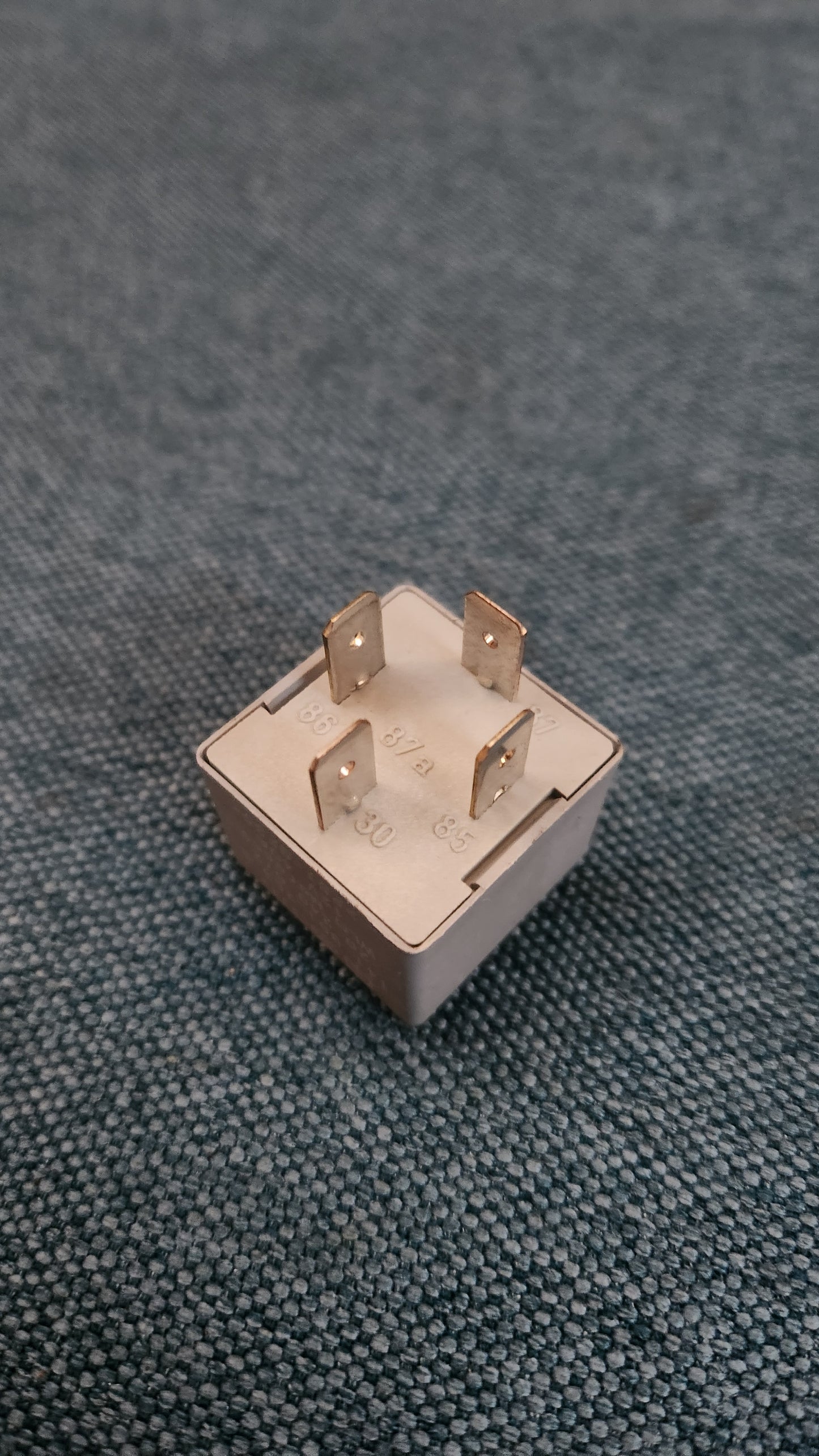 VW/Audi Relay 53 Golf 3/4/Vento/Passat3B/BG/B3/B4/ A4B5/A6/C4/C5/C6/Audi80/B3/B4 141951253B Nos K7