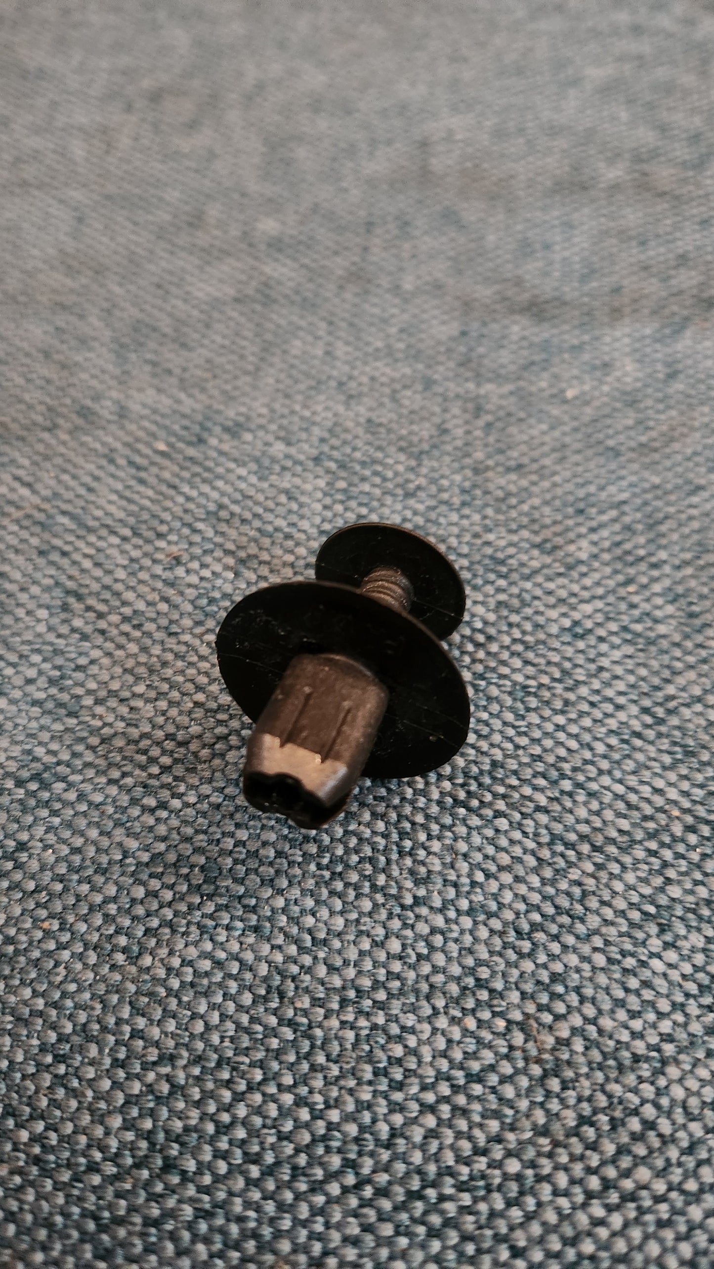 Motorhaube Schutzleiste Seitenwand Befestigungs Clips Passat3B/BG/Golf3/4/ Vento 1H0867199A Nos J2