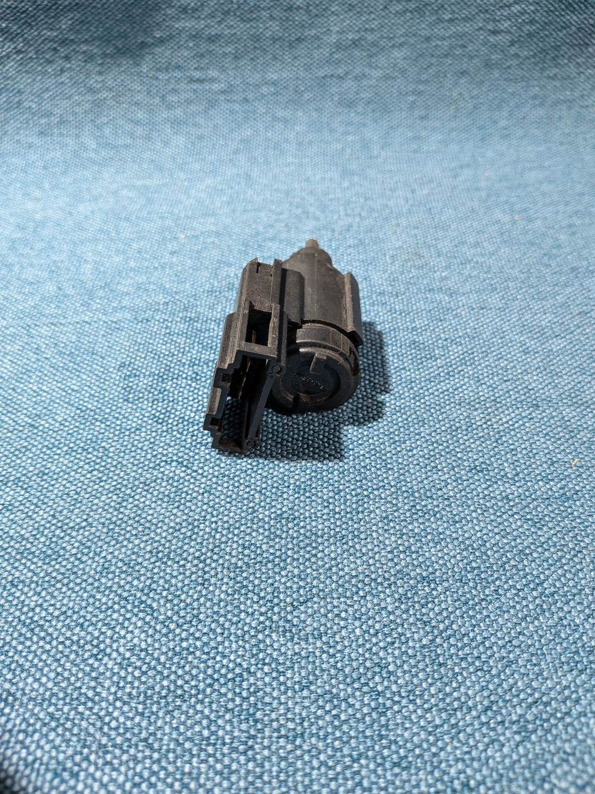 Brake light switch Golf4/Bora/Fox/Lupo/Polo/6N/9N/Sharan/Touareg/T5 Bus/Audi A3/8L/8P/A4/B5/B6/TT 1J0945511B Used A24