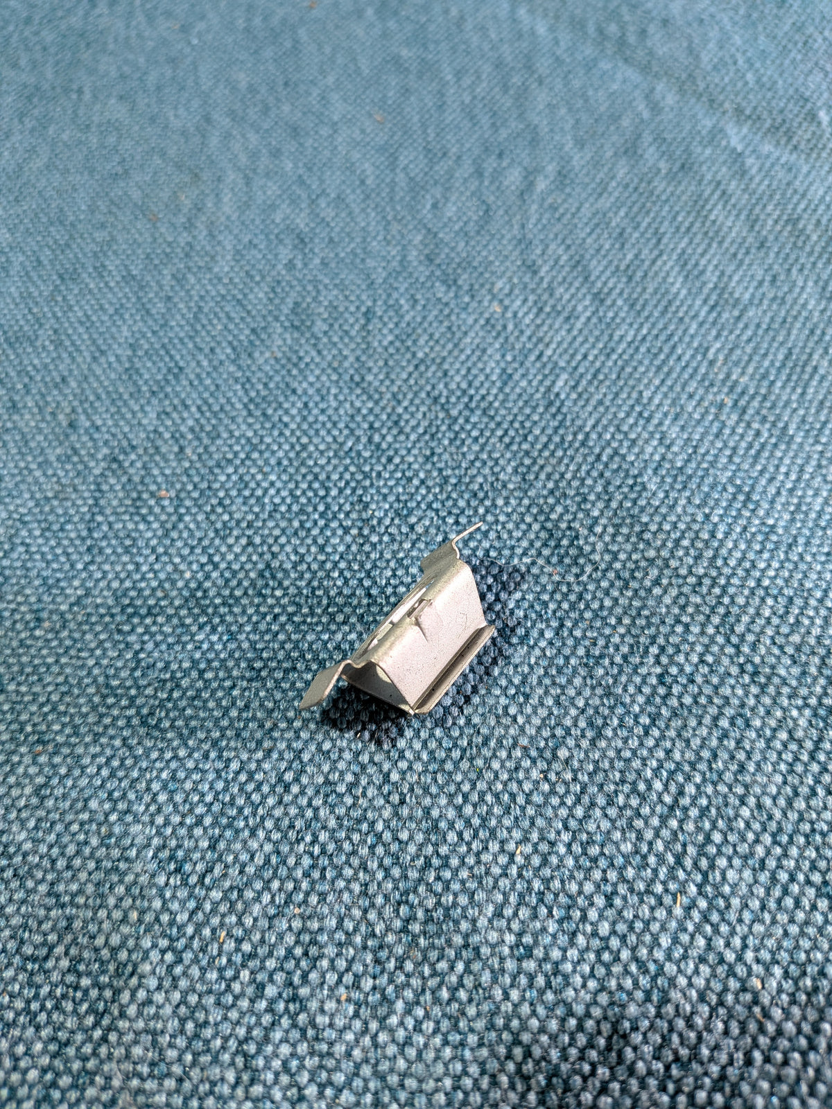Befestigungsclip für Kühlergrill oben T3 Bus 251853696 NOS B8