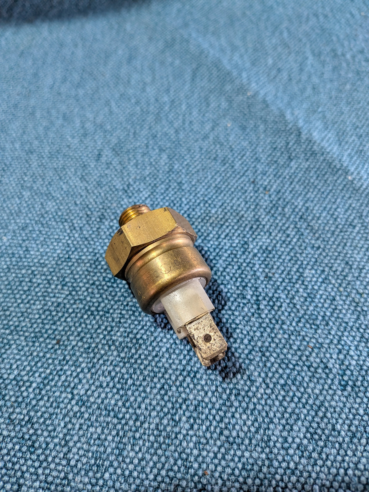 Carburetor thermal switch white 2-pin Derby/Golf/Jetta/1/2/Passat B2/Polo 86C/Santana/Scirocco/1/2 052919369A NOS B16
