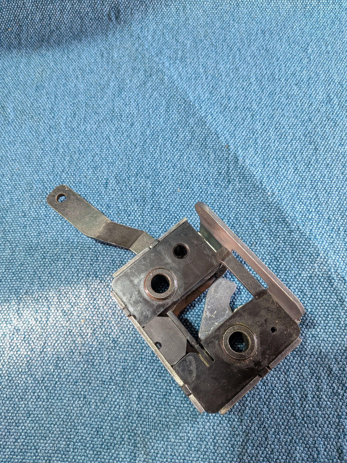 Bloqueo del respaldo del asiento trasero Audi/80/B4 8A5885734B usado B18