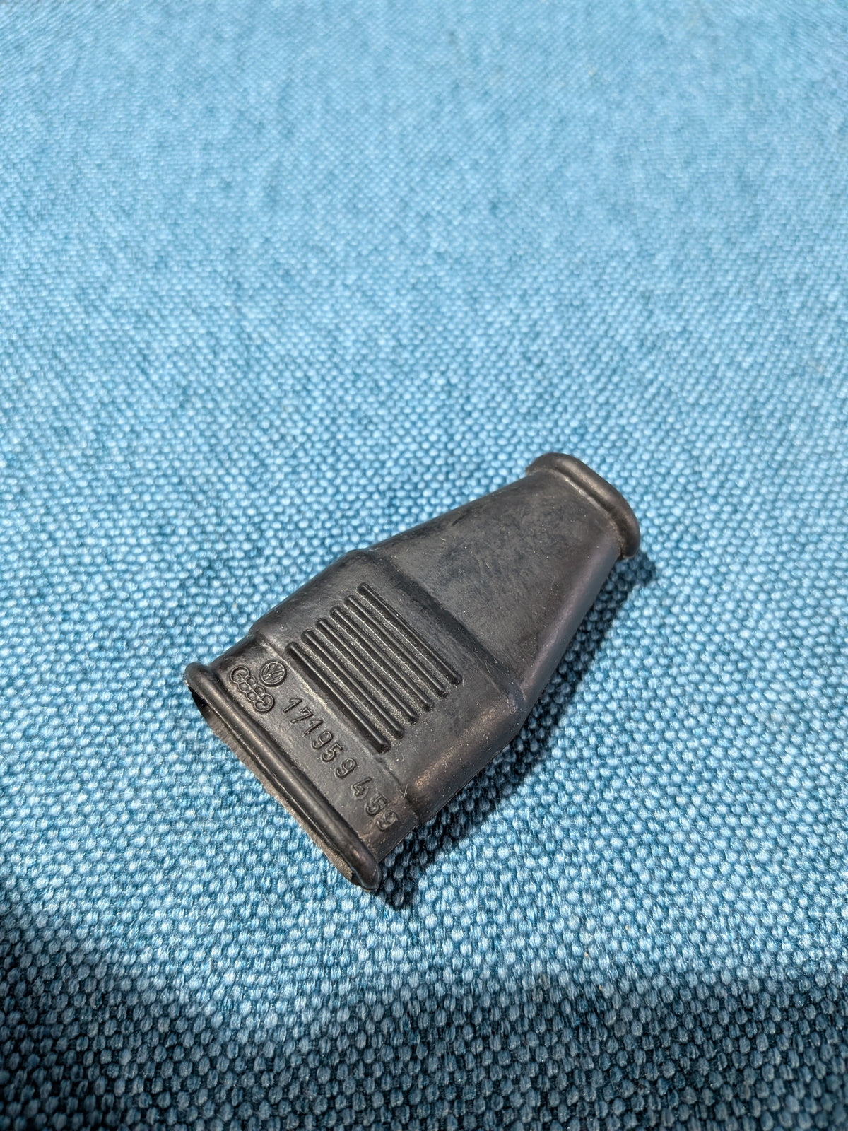 Gummischutzkappe für Kompaktstecker 2 Polig Caddy14D/Golf/Jetta/Scirocco/1/2/Passat/B1/B2/T3 Bus  171959459 NOS B26