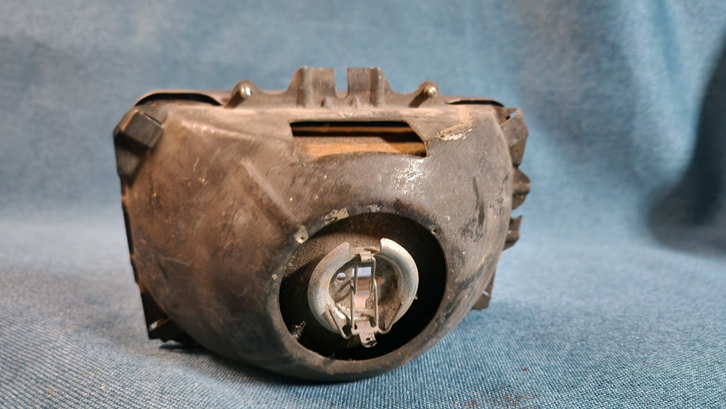 Scheinwerfer Mitsubishi Sapporo MB083585 Mazda 323 BG