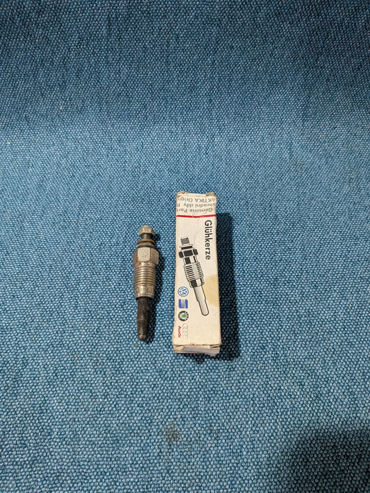 Glow Plug T3/T4 Bus/Iltis/Golf/Jetta/1/2/Santana/LT1/Passat/B1/B2/B3/B4/3B/BG/Polo/86C/6N/Golf/3/4/Vento/Bora/New Beetle/Caddy/14D/2/9KV/Audi 80/90/B2/B3/B4/100/200/C2/C3/C4/A4/B5/B6/A6/C4/C5/A3 8L N10213002 Used A21