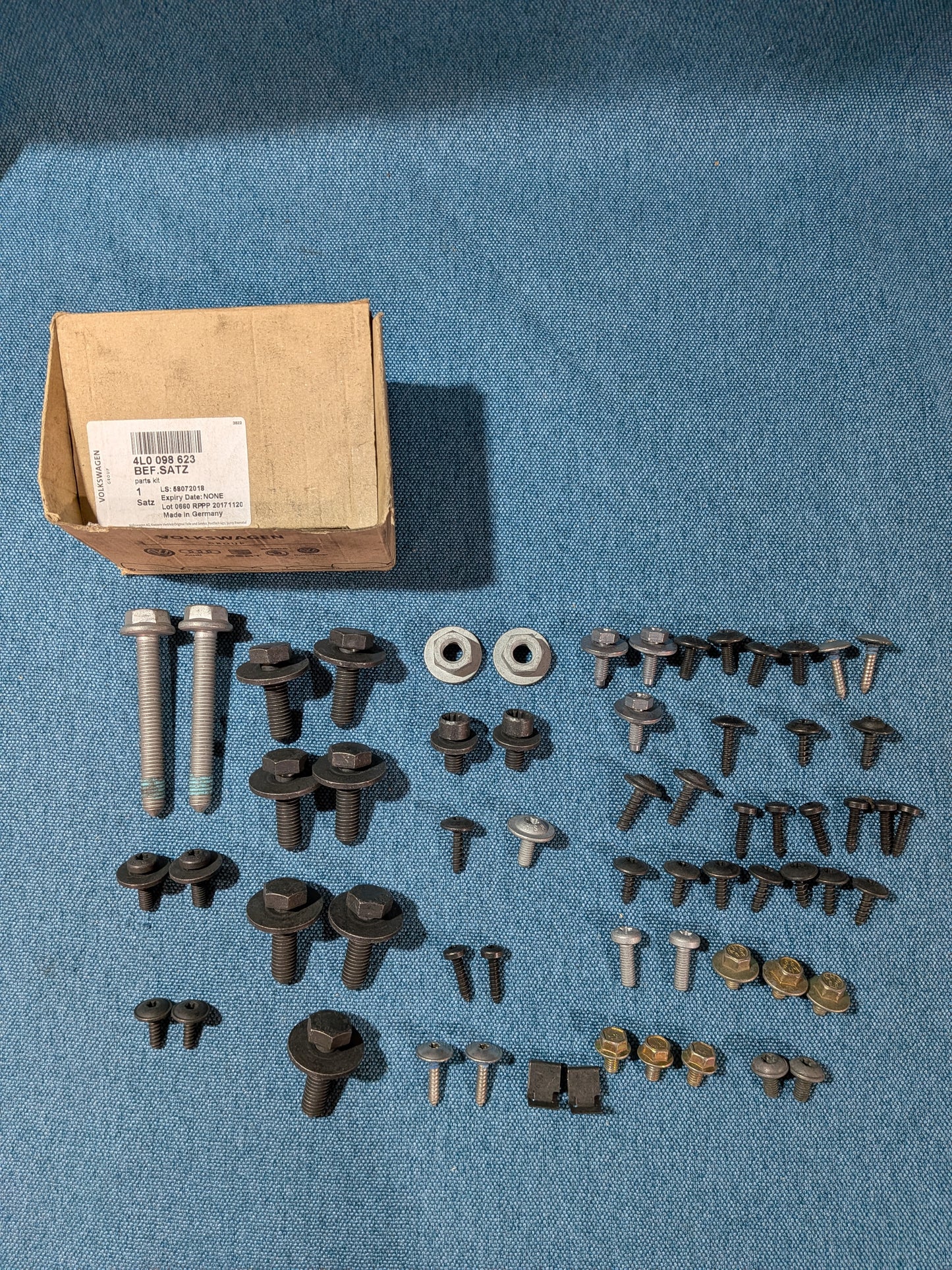 Mounting Kit for Bumper Audi A6 C4/A7 C8/Q7 4L0098623 NOS A9