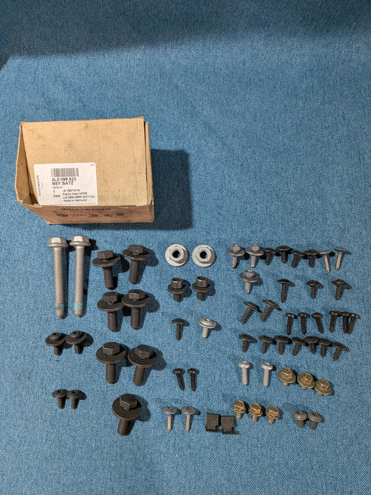 Mounting Kit for Bumper Audi A6 C4/A7 C8/Q7 4L0098623 NOS A9