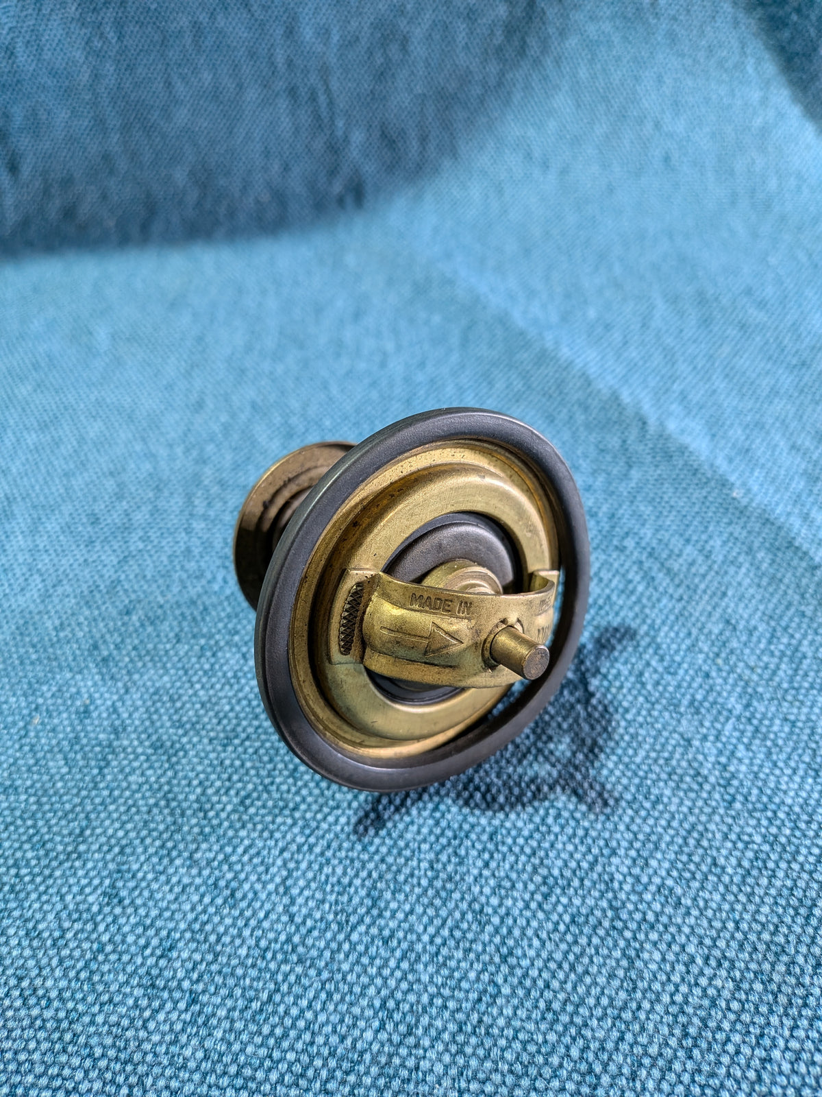 Coolant thermostat Golf/1/2/3/4/Plus/Vento/Bora/Caddy/14D/2 9KV/3/T3/T4/T5 Bus/Corrado/Iltis/New Beetle/Derby/Fox/Passat/B1/B2/B3/B4/3B/BG/B6/Polo/86C/6N/9N/Santana/Audi 80/90/B1/B2/B3/B4/100/200/C2/C3/C4/A2/A3/8L/8P/8V/A4/B5/B6/B7/B8 068121113H NOS B15
