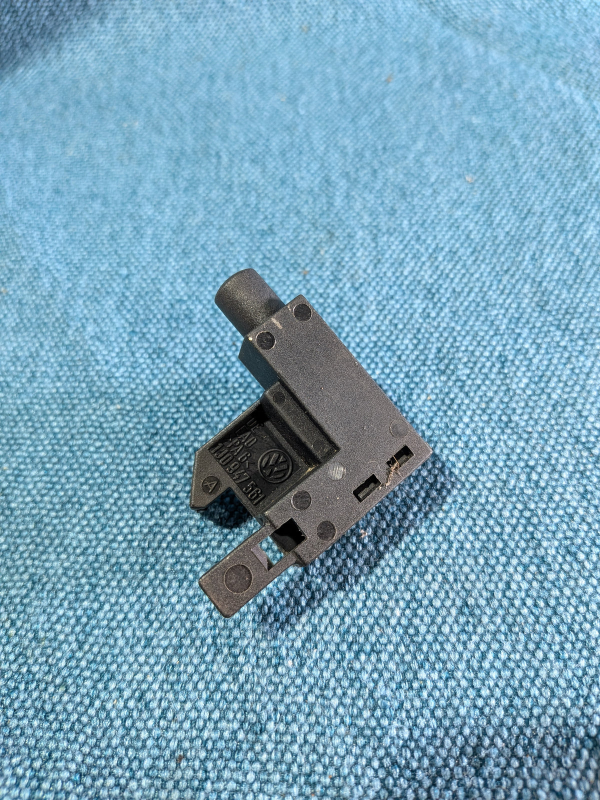 Handbremsschalter Golf 4/Bora 1J0947561 NOS S6