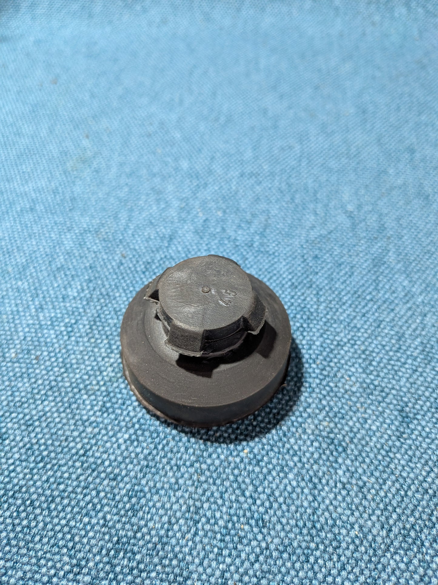 Rubber mount radiator bottom Audi A2/A4 B5/A6 C4/C5/C6/A8 D2/Passat 3B/BG/B5 8D0121275 NOS A6