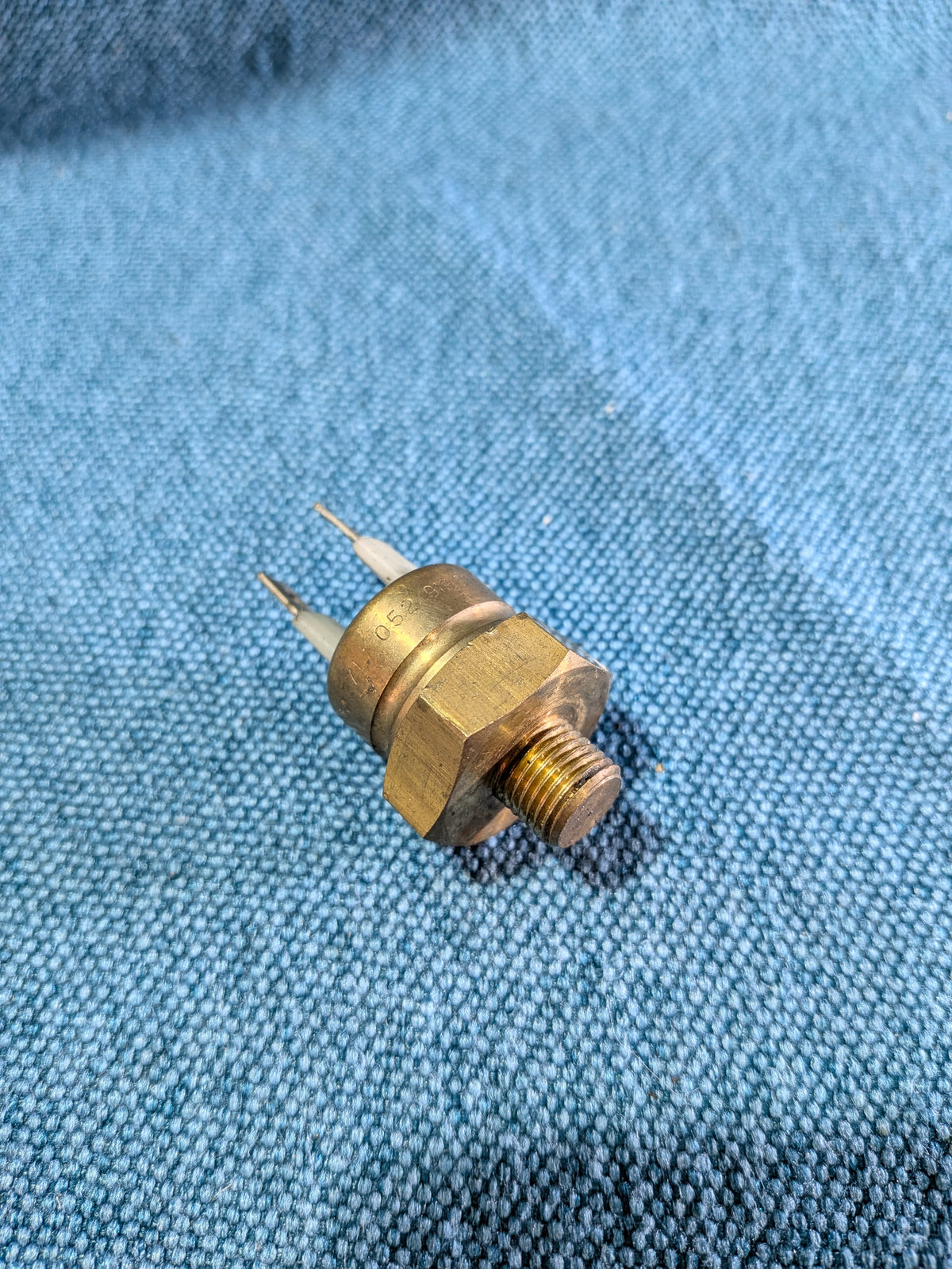 Carburetor thermal switch white 2-pin Derby/Golf/Jetta/1/2/Passat B2/Polo 86C/Santana/Scirocco/1/2 052919369A NOS B16