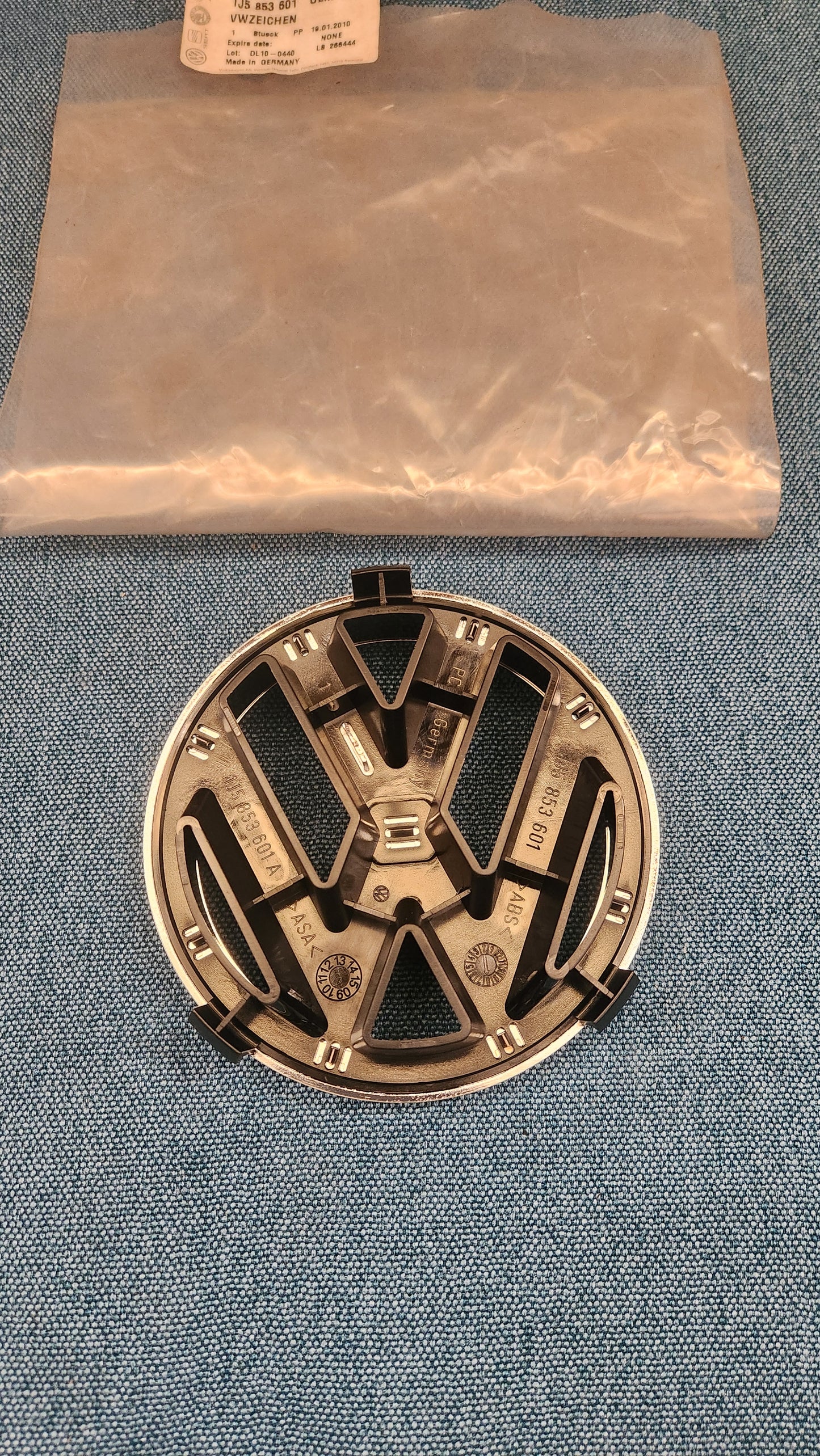 VW Emblem Chrome Grille VW Bora/Polo 9N 1J5853601ULM Nos M5