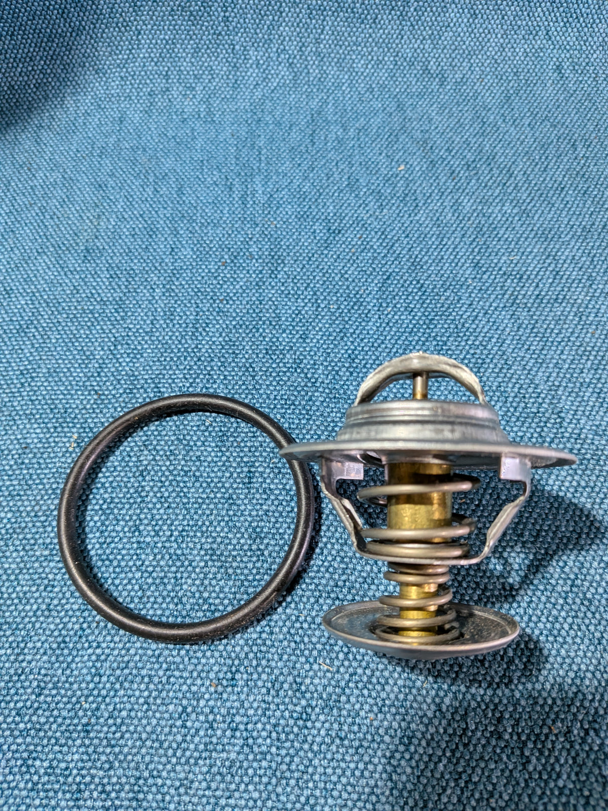 Thermostat Behr 112980302 LT/1/2/New Beetle/Caddy2 9KV/Phaeton 3D/Touareg 7LA/Touran 1T1/Polo 6N/T4 Bus/Passat/3B/BG/B6/EOS/Golf 4/Bora/Vento/Golf Plus/Porsche 924/Audi/80/90/B4/100/C2/A2 8Z/A3 8L/A4/B5/B6/B7/A6/C4/C5/C6/A8 4D2/TT8N 059121113B NOS/New B4