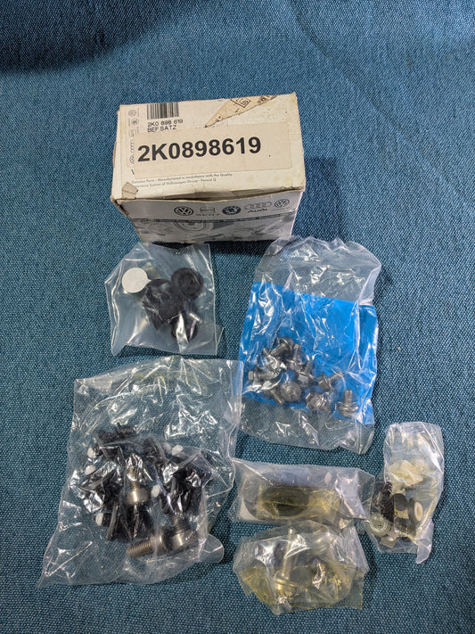 Befestigungssatz Schrauben Set Tür/Türpappe Caddy/2K/3 2K0898619 NOS G3