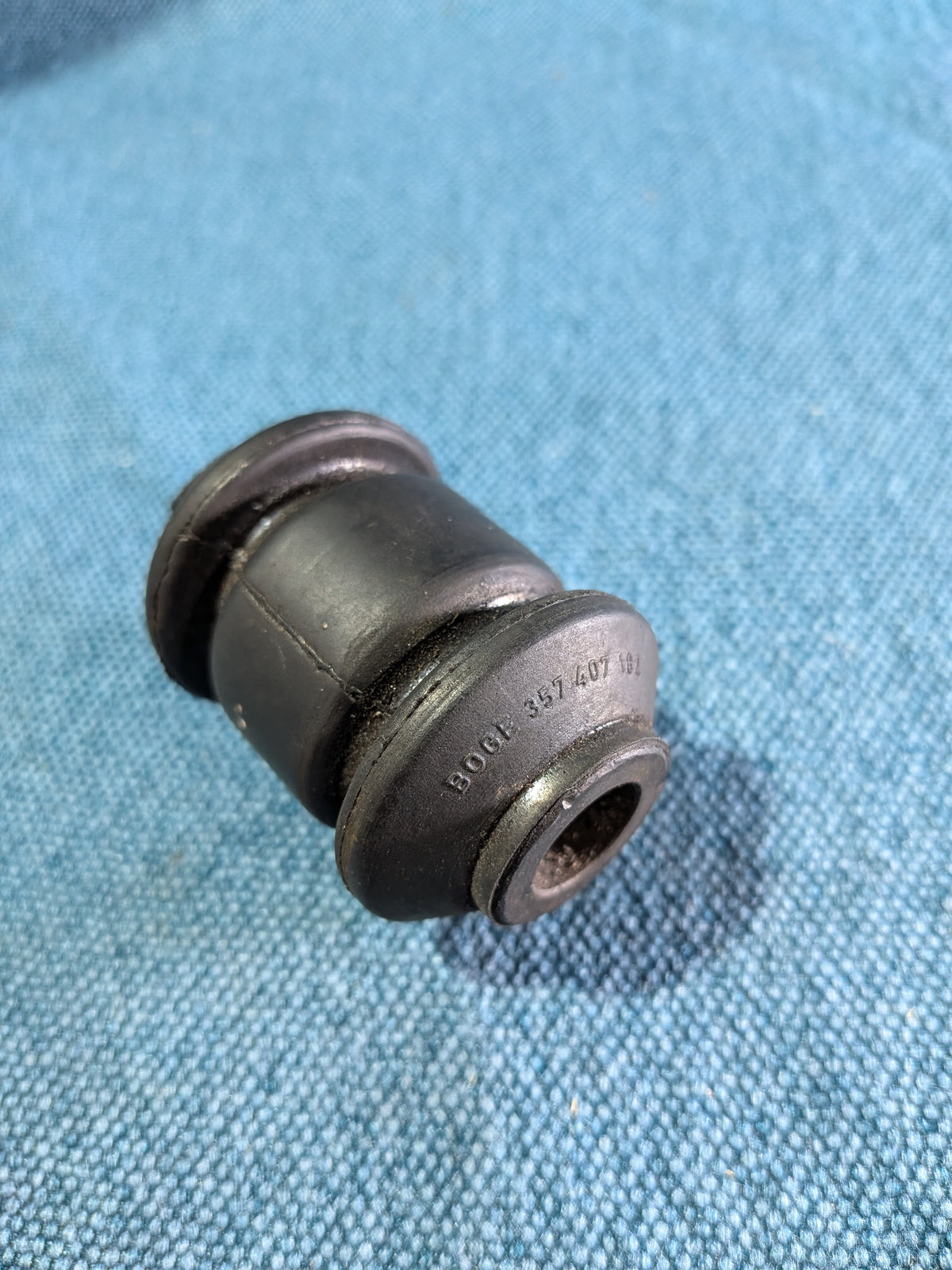 Control arm bushing Golf/Jetta2/Golf3/4/Vento/Caddy9KV/Bora/Passat B3/B4/New Beetle/Audi TT 357407182 NOS B8