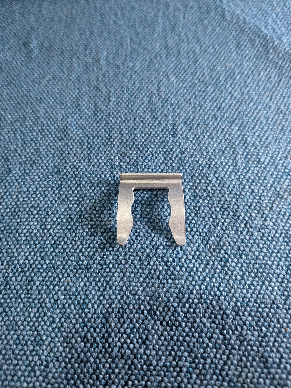 Brake hose clip Beetle 5C/Caddy/2 9KV/3/4/EOS/Corrado/Golf/Jetta/2/3/4/5/Vento/Bora/Fox/Jetta 5/New Beetle/Lupo/Passat/B3/B4/3B/BG/B6/B7/Polo/86C/6N/9N/Scirocco 3/Audi A1 8X/A3/8L/8P/A6 C7/Q2/Q3/TT 191611715 NOS/New B14