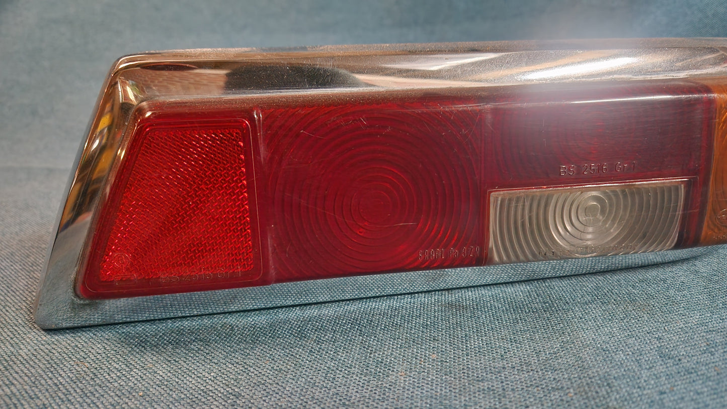 Mercedes W110 Rücklicht Rückleuchte Lampenträger rechts 1108200128 Gebraucht A2