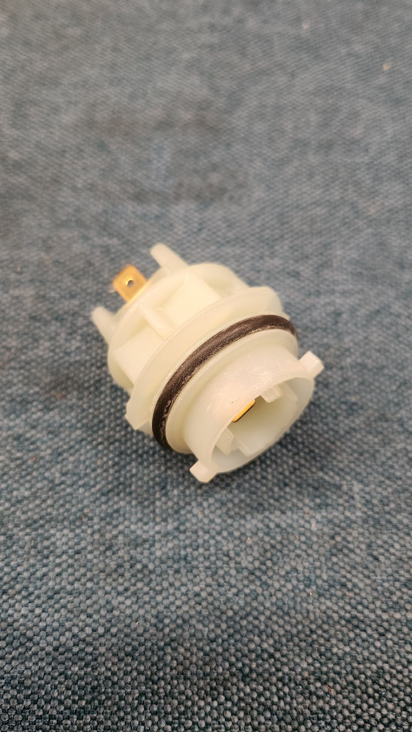 Lampenträger für Frontblinker Audi80 B3/B4/100/200/C3/C4 811953053 Nos I9/J1