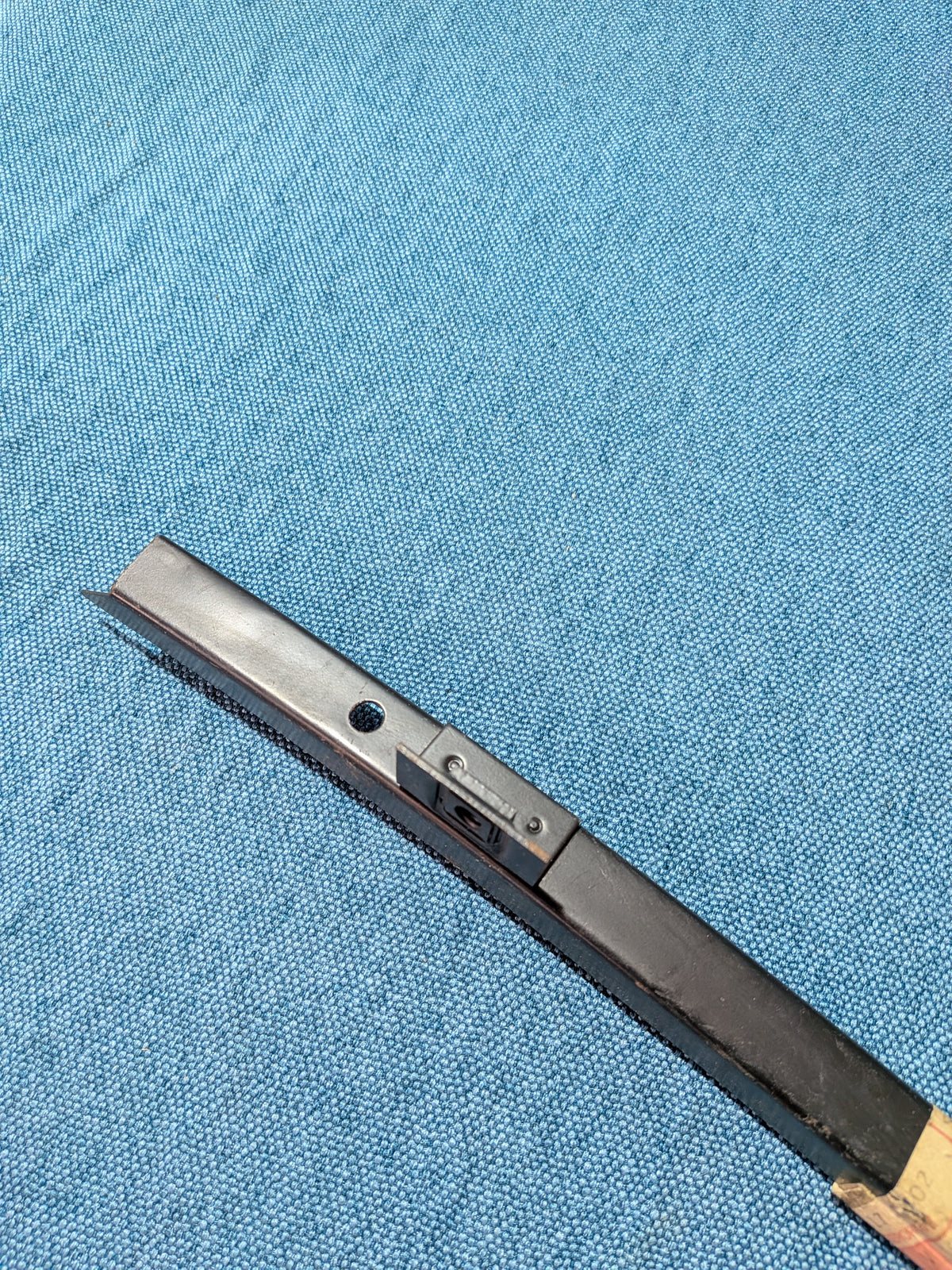 Schiene für Fensterführung vorne links Passat/B3/B4 357837065A NOS C10