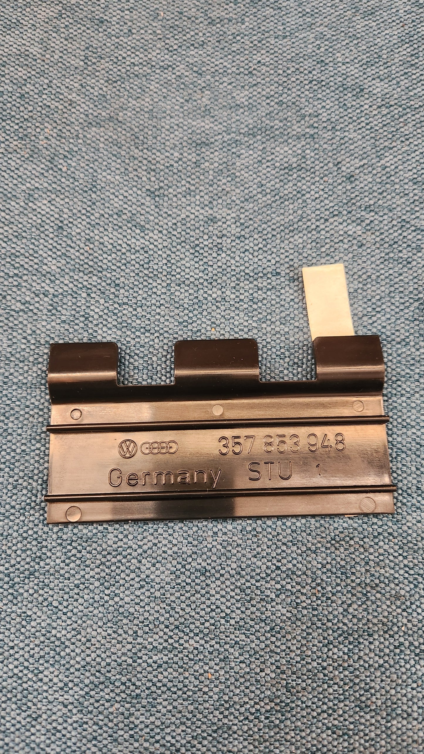 Halter Griffleiste Kennzeichenmulde/Türverkleidung Jetta2/Passat35I B3 357853948 Nos L5