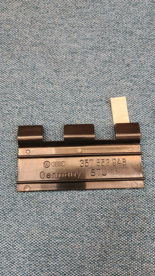 Bracket Handle Strip License Plate Recess/Door Panel Jetta2/Passat35I B3 357853948 Nos L5